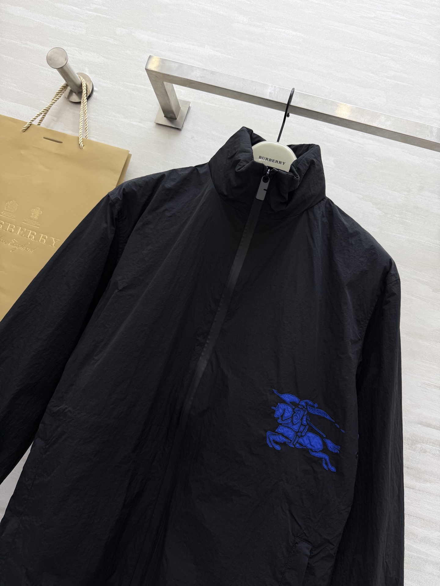 #Burberr♡²⁵战马刺绣🪡隐藏连帽抽绳防晒风衣外套 高品质定制 现货首发size：S/M/L/XL