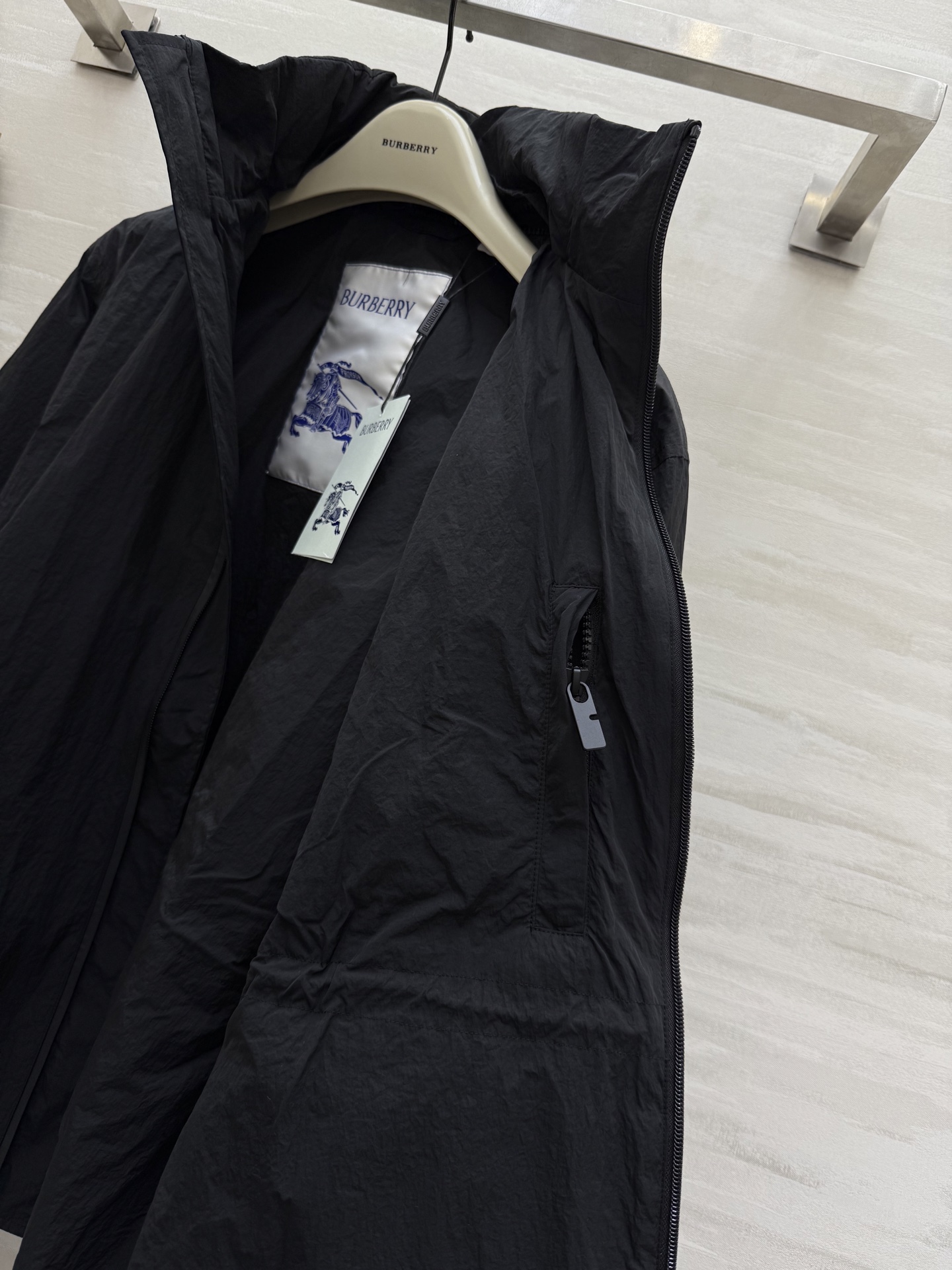 #Burberr♡²⁵战马刺绣🪡隐藏连帽抽绳防晒风衣外套 高品质定制 现货首发size：S/M/L/XL
