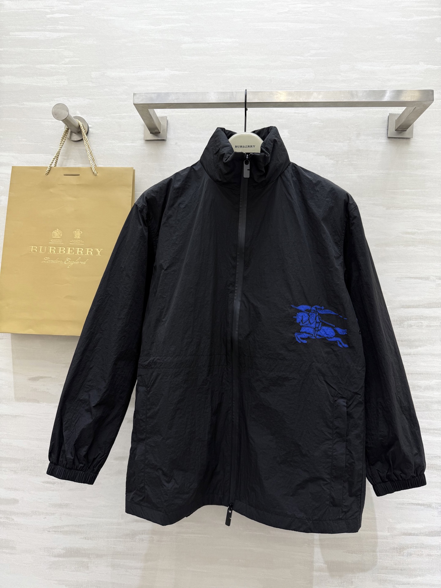 #Burberr♡²⁵战马刺绣🪡隐藏连帽抽绳防晒风衣外套 高品质定制 现货首发size：S/M/L/XL