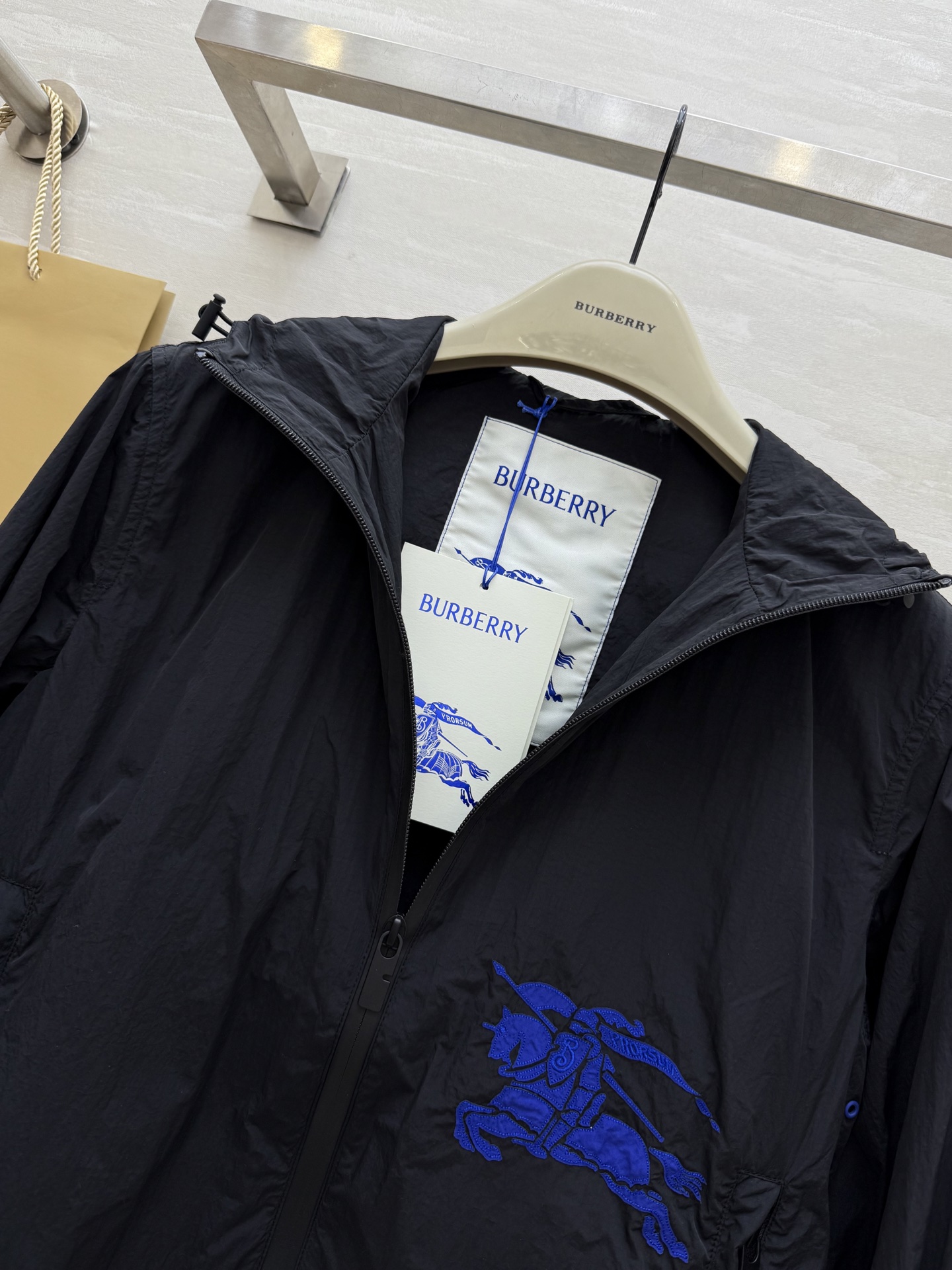 #Burberr♡²⁵短款连帽轻薄防晒外套 休闲英伦风 重工战马刺绣🪡工艺 高品质 现货首发size：S