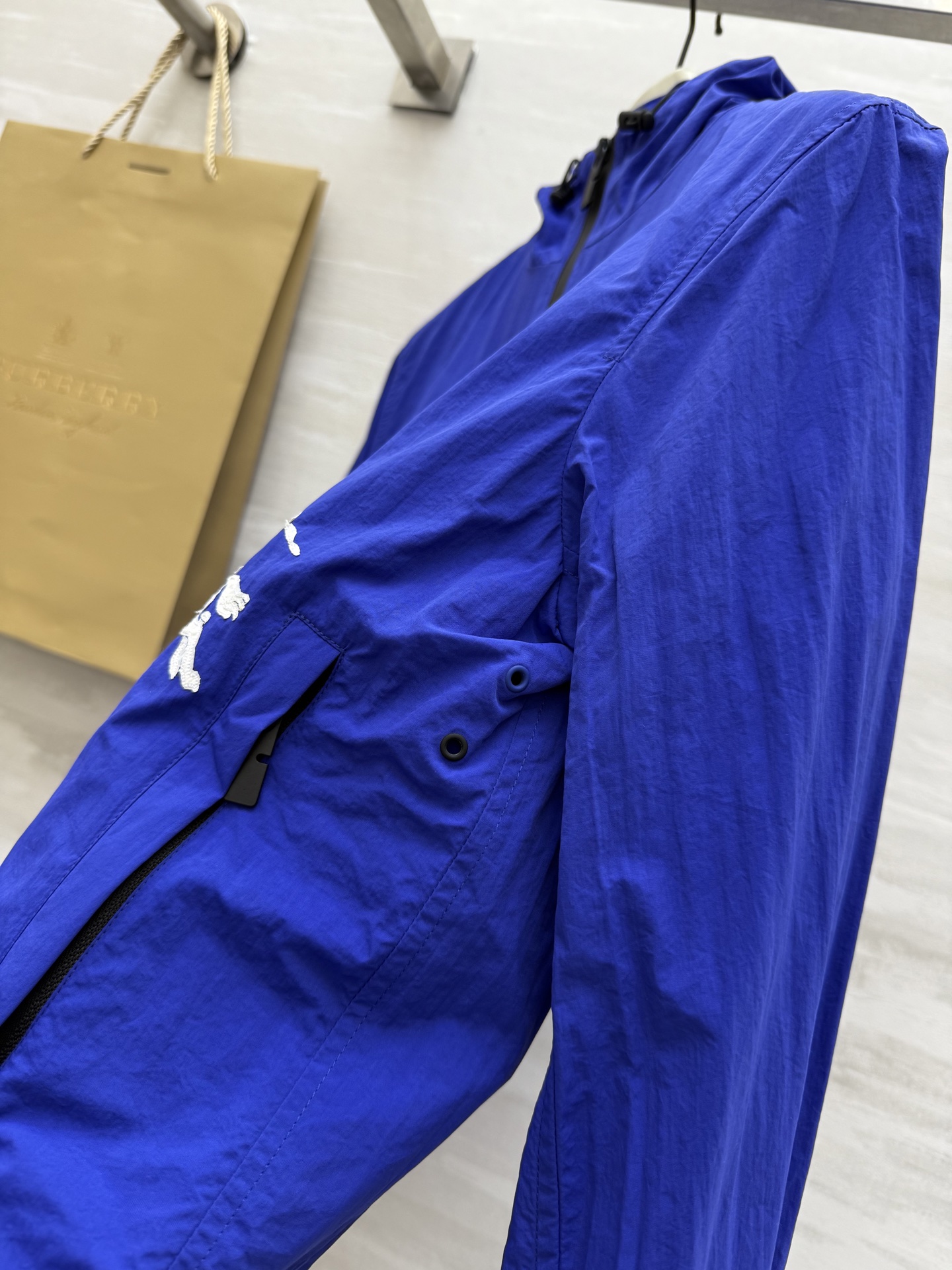 #Burberr♡²⁵短款连帽轻薄防晒外套 休闲英伦风 重工战马刺绣🪡工艺 高品质 现货首发size：S