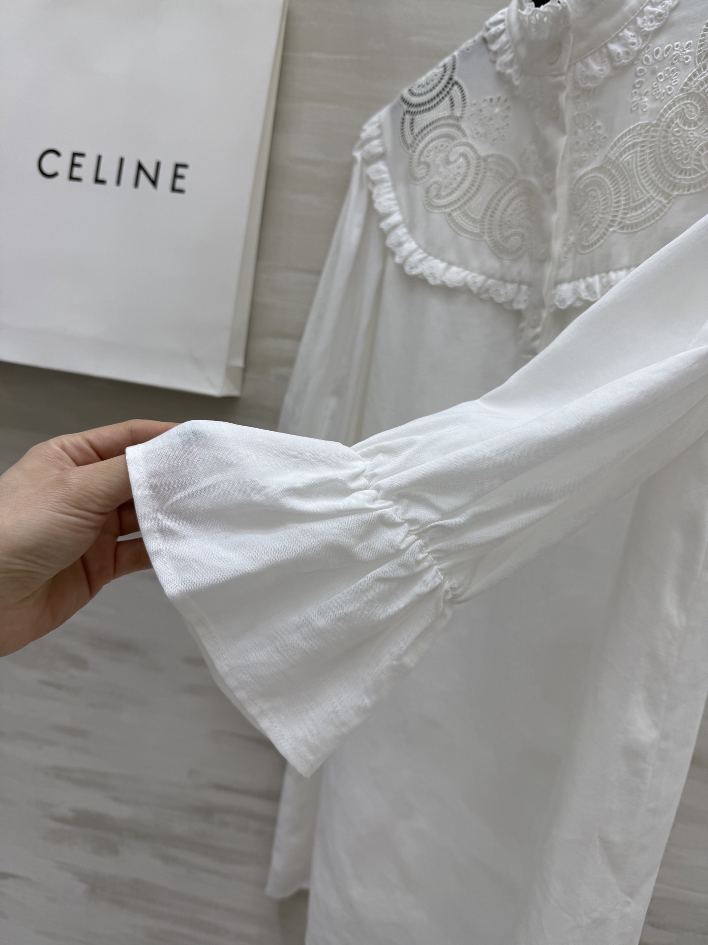 #Celin♡²⁵度假系列 重工刺绣🪡棉麻长袖衬衣裙 高品质定制 现货首发size：S/M/L（s码肩宽