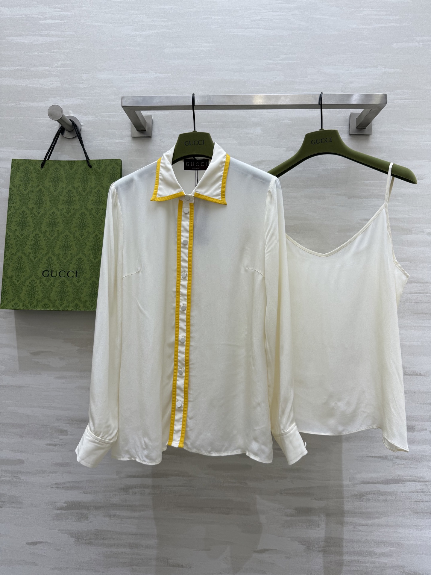 NO:331091,#Gucc silk shirt high quality customization spot sizeS/M/L (size s size 40 shoulder width, bust 96, length 66), gucci, alexander wang19860909#Gucc人丝衬衣 高品质定制 现货首发sizeS/M/L（s码肩宽40,胸围96,衣长66）,,gucci,alexander wang,Women's clothing