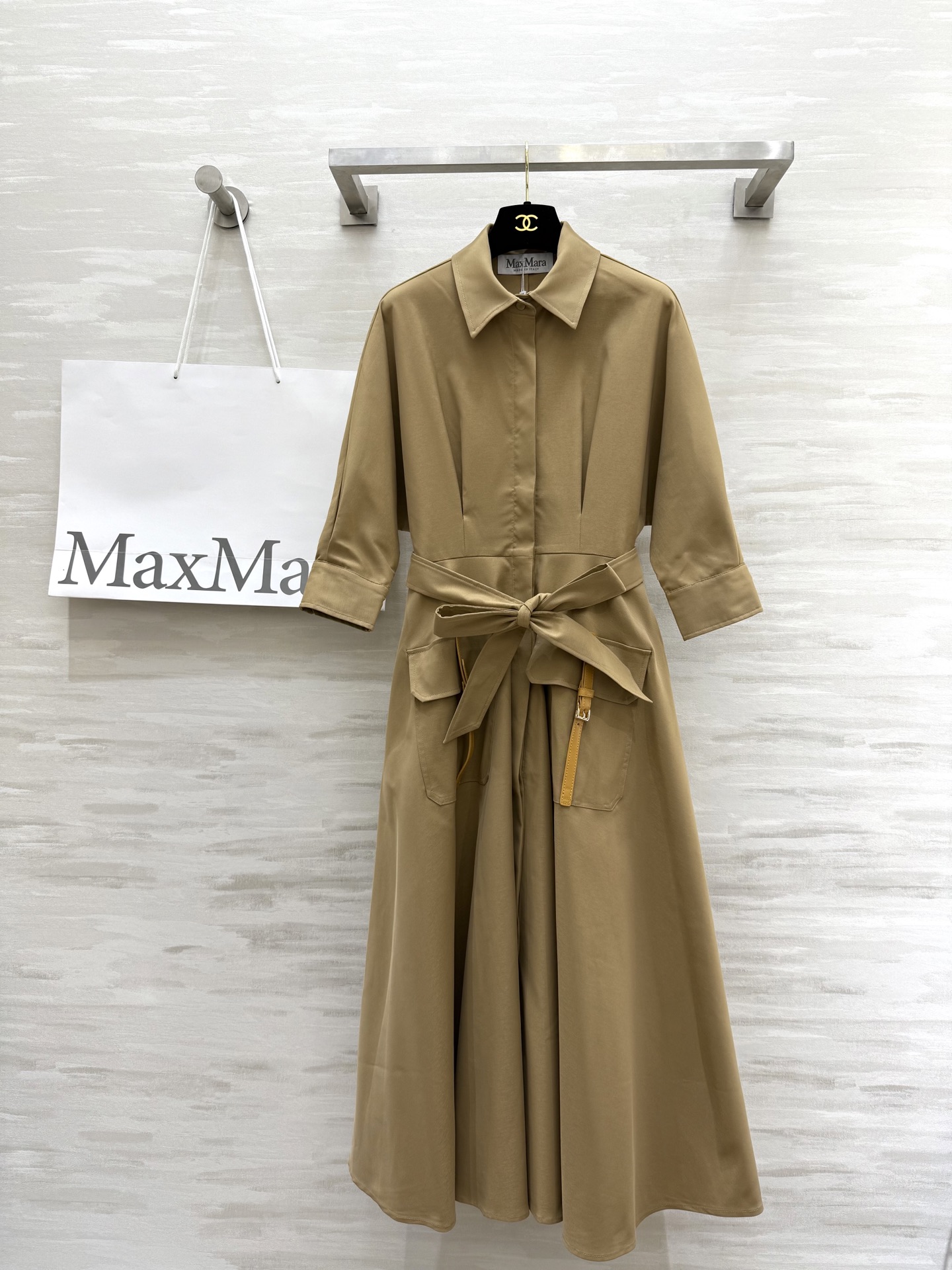 NO:331469,#Maxmar new product, double pocket decoration for work style, umbrella-shaped skirt dress, high-quality minimalist style outfit, exclusively developed fabric texture, custom belt decoration, large pockets, bat sleeves, elegant and refined style, easy to wear, casual and lazy style, shirt-style dresses, daily fashionable commuting, versatile and not picky, high-quality customization, spot-on sizeS/M/L (size s-size bust 98, skirt length 120),, skirts, shirts, alexander wang19860909#Maxmar新品 工装风双口袋装饰 伞状大裙摆连衣裙 高级极简风穿搭 独家开发面料质感很加分 定制皮带装饰大口袋 蝙蝠袖版型大气而不失精致感 系带穿法轻松显瘦 休闲随意慵懒风 衬衫式连衣裙日常时髦通勤百搭不挑人 高品质定制 现货首发sizeS/M/L（s码胸围98,裙长120）,,skirts,shirts,alexander wang,Women's clothing