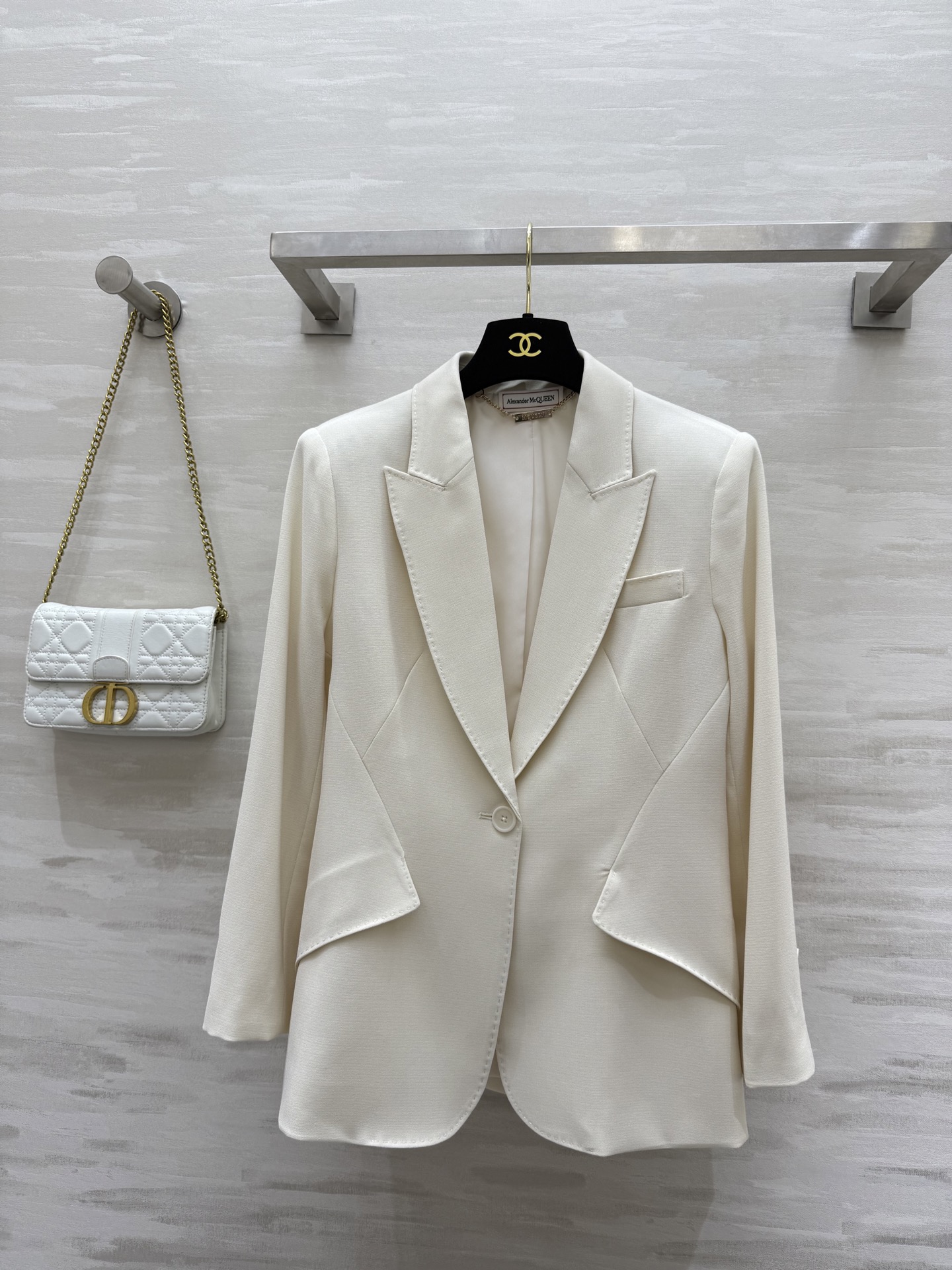 NO:331448,Mcqueen｜Beautiful suits, powerful tailoring and fabric texture, restore the unique charm of high-quality formal clothing!  Ability lapel, slim and upright and stylish, one buckle, waist-tightening, neat, simple and capable, very slim. The cleverly positioned angled pocket design can highlight the slender waist. High-quality customization. Spot sizeS/M/L/XL (M size shoulder width 38, bust 88, length 68), business suit, alexander wang19860909Mcqueen｜绝美西装 实力剪裁与面料质感 还原高品质正装成衣的独特魅力！干练翻领 显瘦又挺拔有型 一粒扣收腰 剪裁利落 简洁干练 十分显瘦 位置巧妙的斜角口袋设计更能凸显纤细腰身 高品质定制 现货首发sizeS/M/L/XL（M码肩宽38,胸围88,衣长68）,,business suit,alexander wang,Women's clothing