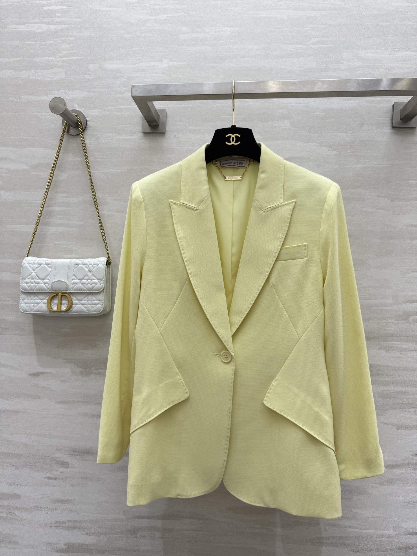 NO:331454,Mcqueen｜Beautiful suits, powerful tailoring and fabric texture, restore the unique charm of high-quality formal clothing!  Ability lapel, slim and upright and stylish, one buckle, waist-tightening, neat, simple and capable, very slim. The cleverly positioned angled pocket design can highlight the slender waist. High-quality customization. Spot sizeS/M/L/XL (M size shoulder width 38, bust 88, length 68), business suit, alexander wang19860909Mcqueen｜绝美西装 实力剪裁与面料质感 还原高品质正装成衣的独特魅力！干练翻领 显瘦又挺拔有型 一粒扣收腰 剪裁利落 简洁干练 十分显瘦 位置巧妙的斜角口袋设计更能凸显纤细腰身 高品质定制 现货首发sizeS/M/L/XL（M码肩宽38,胸围88,衣长68）,,business suit,alexander wang,Women's clothing