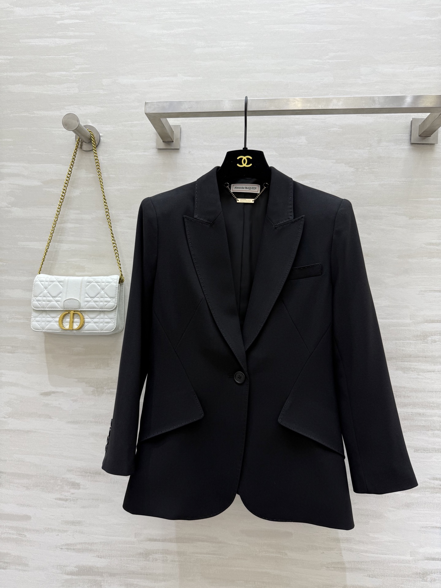 NO:331460,Mcqueen｜Beautiful suits, powerful tailoring and fabric texture, restore the unique charm of high-quality formal clothing!  Ability lapel, slim and upright and stylish, one buckle, waist-hugging, neat, simple and capable, very slim. The cleverly positioned angled pocket design can highlight the slender waist. High-quality customization. Spot sizeS/M/L/XL (M size shoulder width 38, bust 88, length 68), business suit, alexander wang19860909Mcqueen｜绝美西装 实力剪裁与面料质感 还原高品质正装成衣的独特魅力！干练翻领 显瘦又挺拔有型 一粒扣收腰 剪裁利落 简洁干练 十分显瘦 位置巧妙的斜角口袋设计更能凸显纤细腰身 高品质定制 现货首发sizeS/M/L/XL（M码肩宽38,胸围88,衣长68）,,business suit,alexander wang,Women's clothing