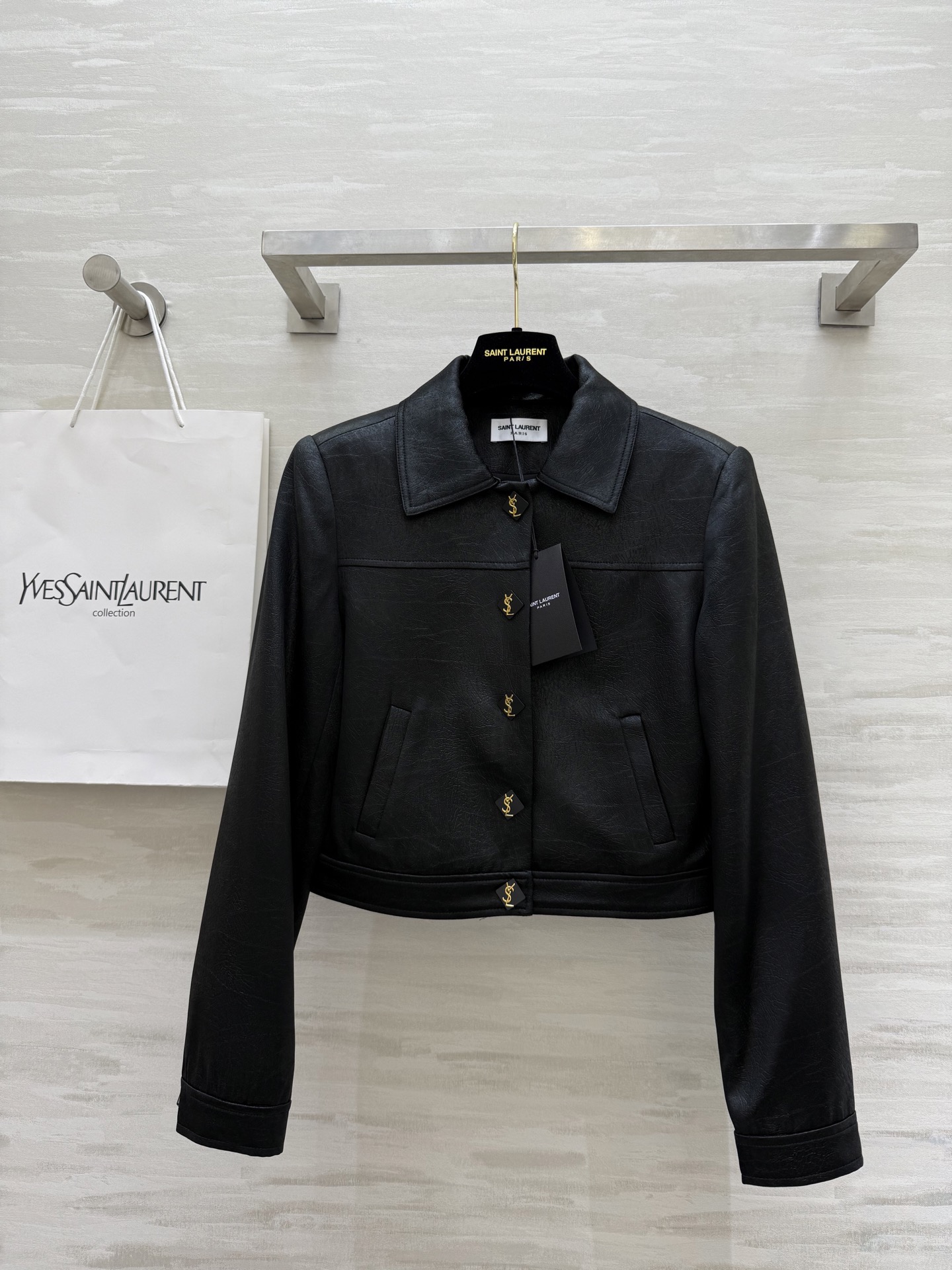 NO:331463,Short jacket jacket Imported acetic acid crack fabric has a delicate and soft texture. Short design can easily create a perfect body proportion. Small people can easily control it. High-quality customization. Spot sizeS/M/L/XL (M size shoulder width 38, bust 92, length 50),, jackets & coats, jackets & coats, alexander wang19860909短款夹克外套 进口醋酸裂纹面料质感细腻柔软 短款设计轻松打造完美身材比例 小个子也能轻松驾驭 高品质定制 现货首发sizeS/M/L/XL（M码肩宽38,胸围92,衣长50）,,jackets & coats,jackets & coats,alexander wang,Women's clothing