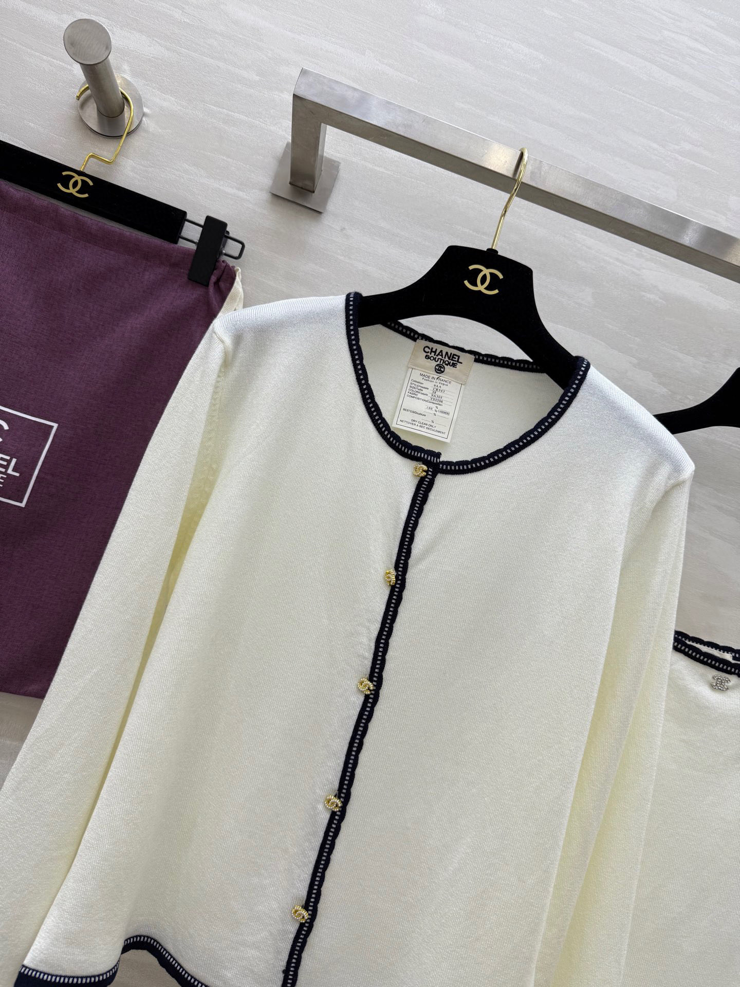 #𝘾𝙃𝙉𝙀𝙇♡ 𝙫𝙞𝙣𝙩𝙖𝙜𝙚系 羊绒开衫两件套
高品质定制 现货首发⚠️配送防尘袋size：36/38