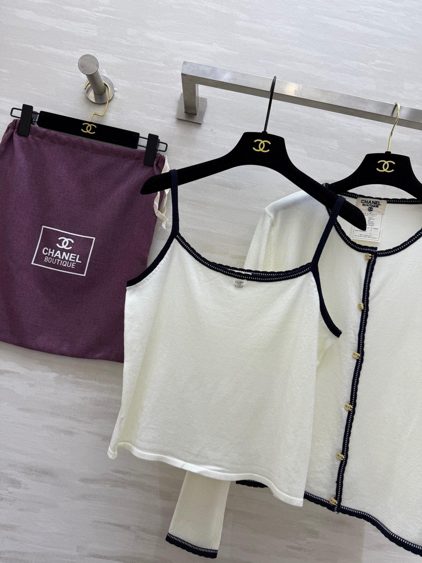 #𝘾𝙃𝙉𝙀𝙇♡ 𝙫𝙞𝙣𝙩𝙖𝙜𝙚系 羊绒开衫两件套
高品质定制 现货首发⚠️配送防尘袋size：36/38