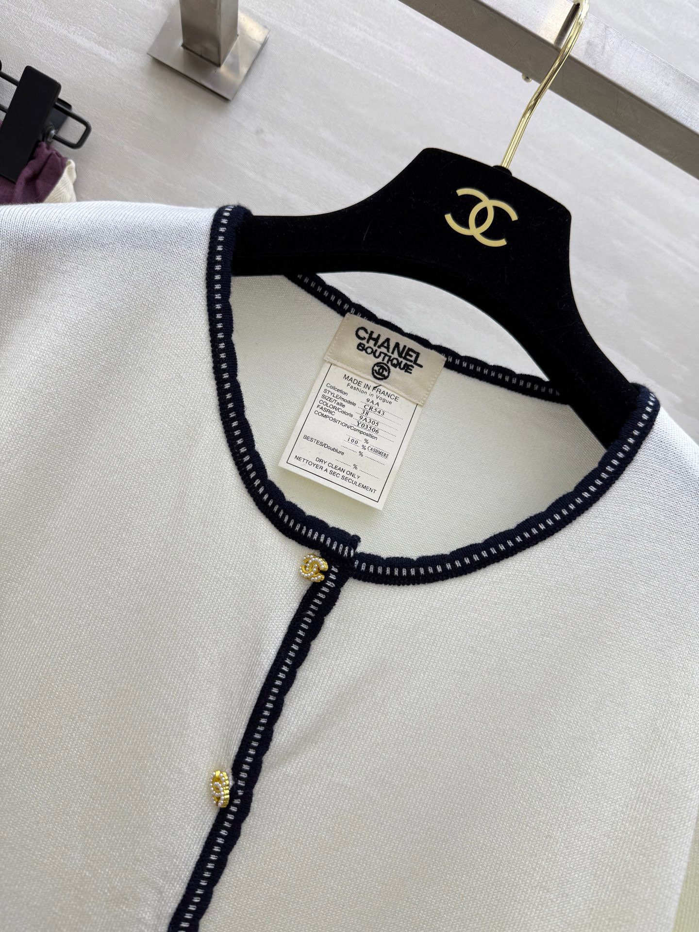 #𝘾𝙃𝙉𝙀𝙇♡ 𝙫𝙞𝙣𝙩𝙖𝙜𝙚系 羊绒开衫两件套
高品质定制 现货首发⚠️配送防尘袋size：36/38