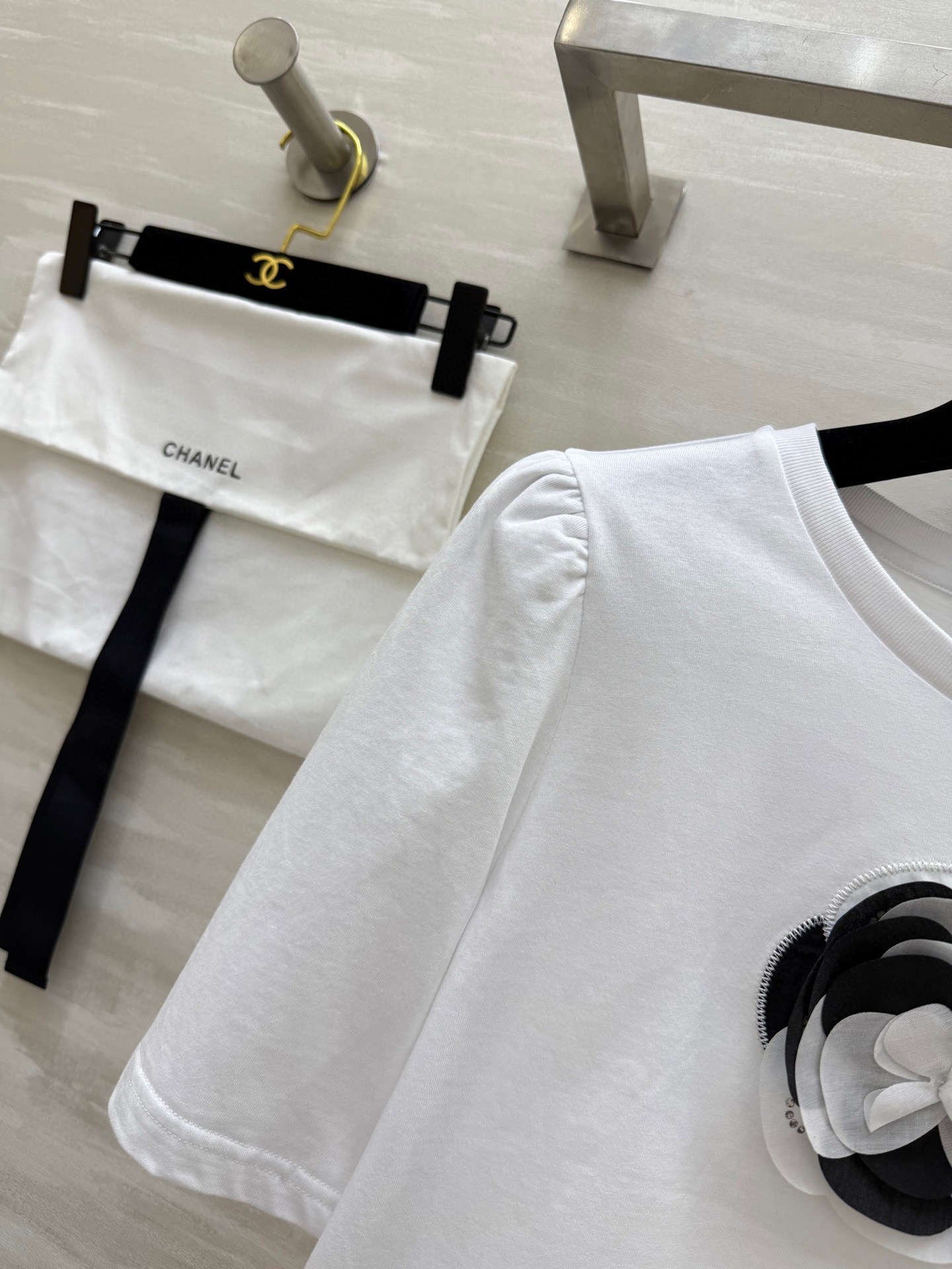 #𝘾𝙃𝙉𝙀𝙇♡ 𝙫𝙞𝙣𝙩𝙖𝙜𝙚系 黑白山茶花Tee
高品质定制 现货首发⚠️配送防尘袋size：36/3