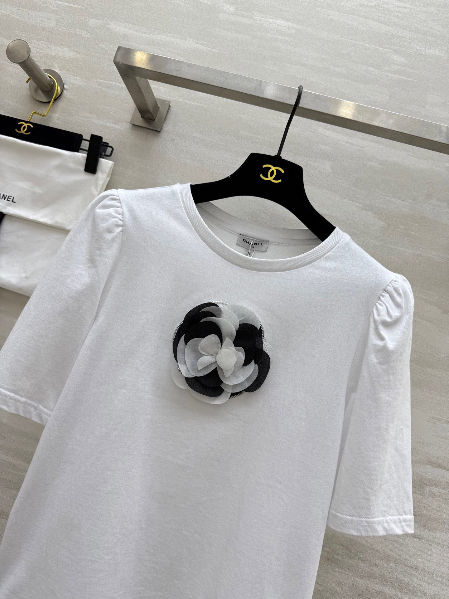 #𝘾𝙃𝙉𝙀𝙇♡ 𝙫𝙞𝙣𝙩𝙖𝙜𝙚系 黑白山茶花Tee
高品质定制 现货首发⚠️配送防尘袋size：36/3