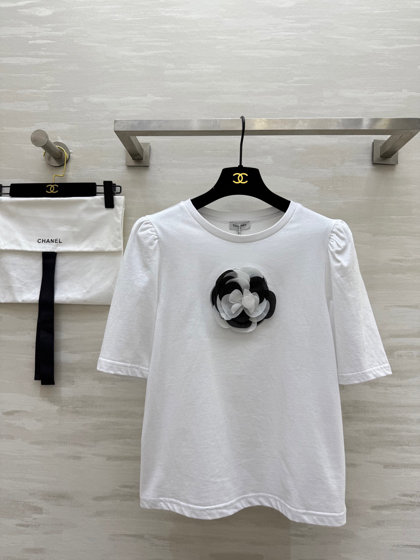 #𝘾𝙃𝙉𝙀𝙇♡ 𝙫𝙞𝙣𝙩𝙖𝙜𝙚系 黑白山茶花Tee
高品质定制 现货首发⚠️配送防尘袋size：36/3
