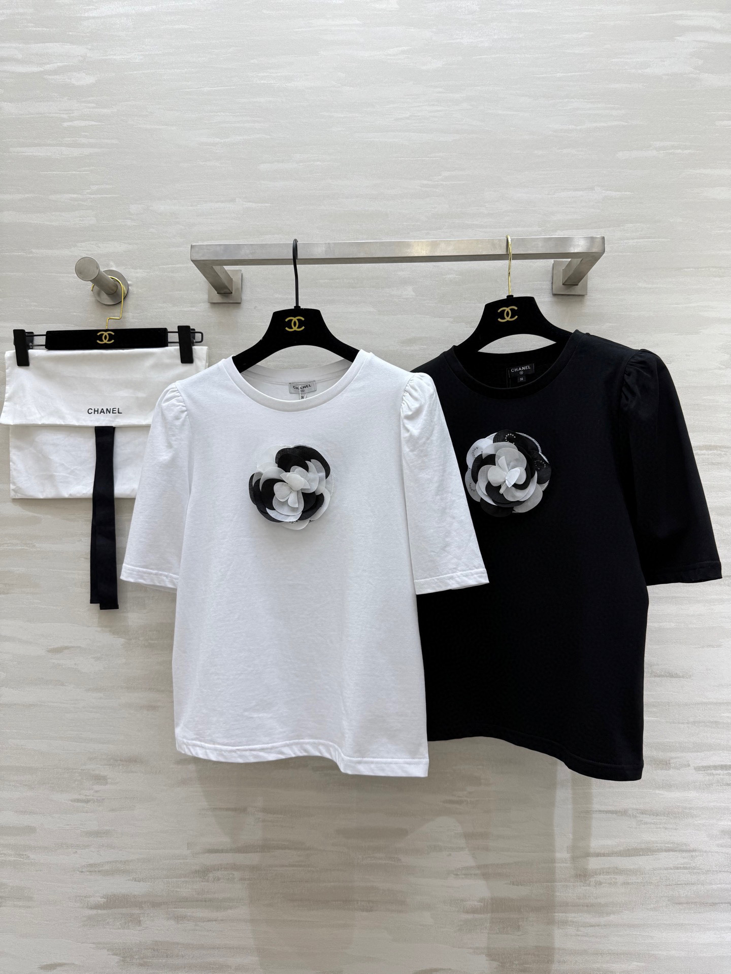 #𝘾𝙃𝙉𝙀𝙇♡ 𝙫𝙞𝙣𝙩𝙖𝙜𝙚系 黑白山茶花Tee
高品质定制 现货首发⚠️配送防尘袋size：36/3