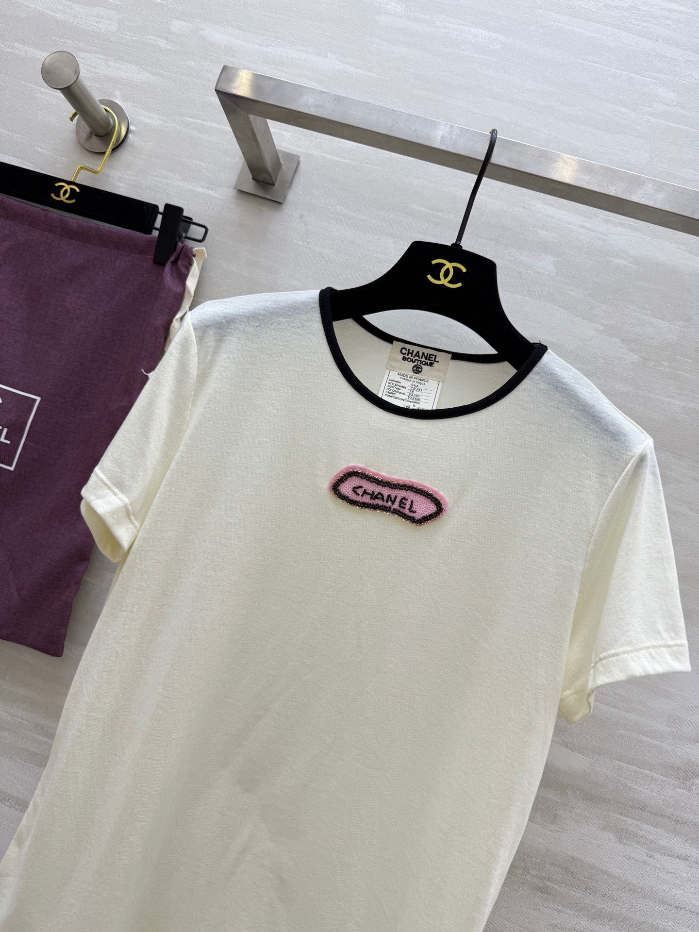 #𝘾𝙃𝙉𝙀𝙇♡ 𝙫𝙞𝙣𝙩𝙖𝙜𝙚系 钉珠粉标Tee 进口面料 柔软薄如蝉翼 高品质定制 ⚠️配有防尘袋 现