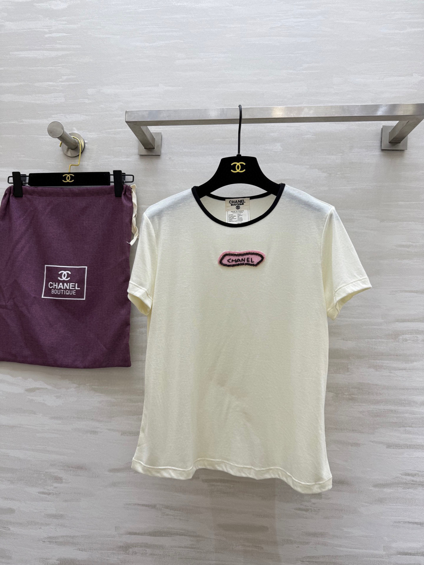 #𝘾𝙃𝙉𝙀𝙇♡ 𝙫𝙞𝙣𝙩𝙖𝙜𝙚系 钉珠粉标Tee 进口面料 柔软薄如蝉翼 高品质定制 ⚠️配有防尘袋 现