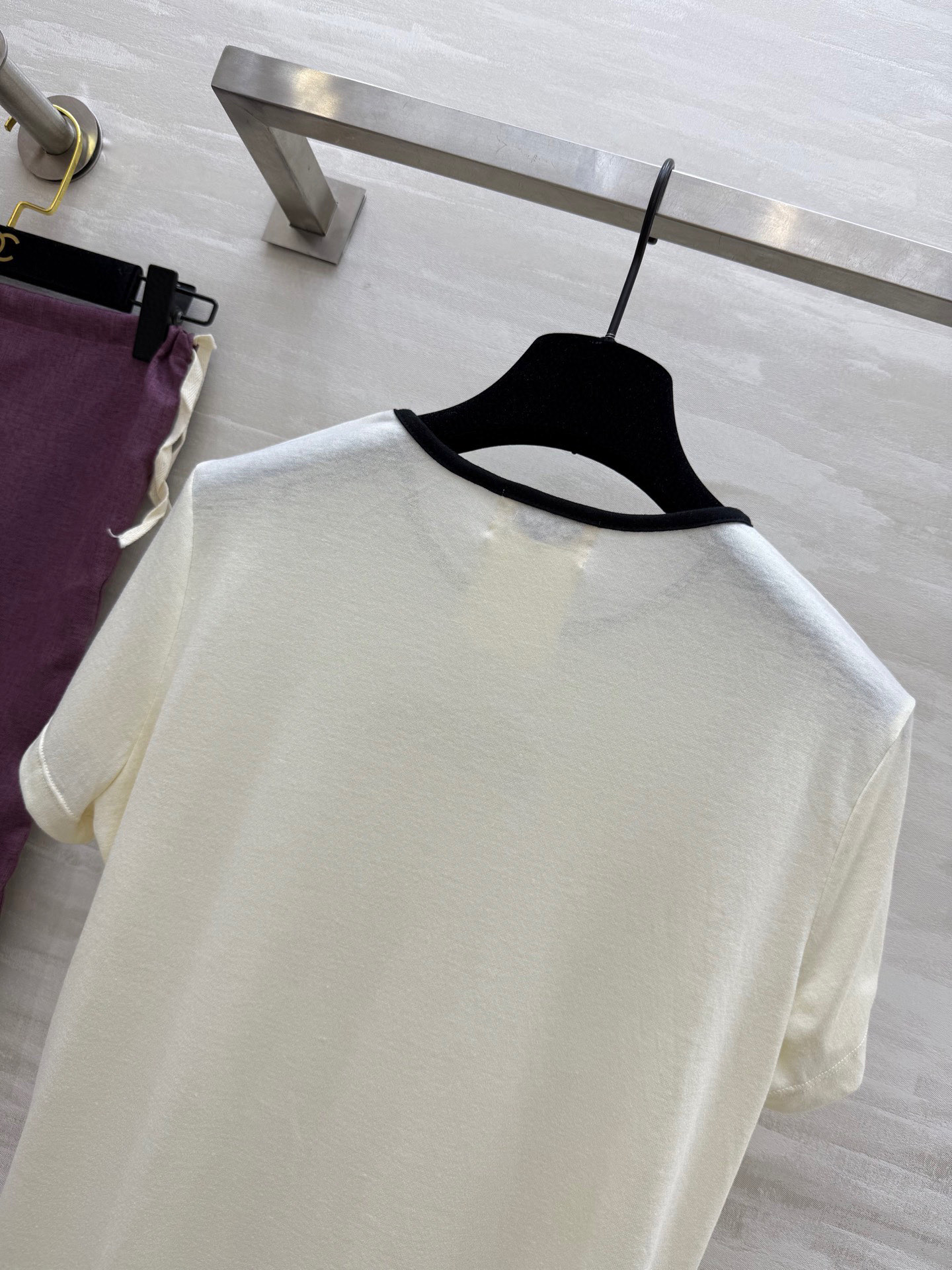 #𝘾𝙃𝙉𝙀𝙇♡ 𝙫𝙞𝙣𝙩𝙖𝙜𝙚系 钉珠粉标Tee 进口面料 柔软薄如蝉翼 高品质定制 ⚠️配有防尘袋 现
