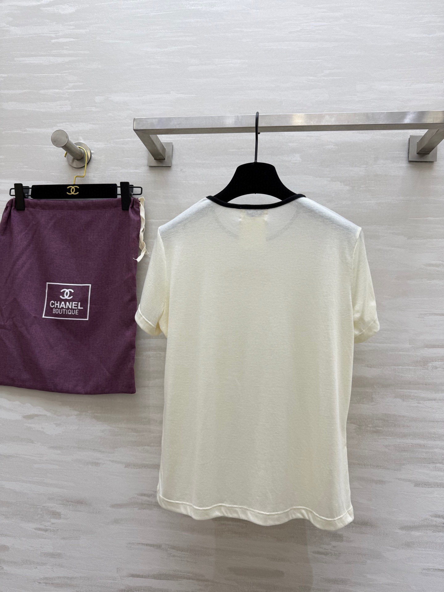 #𝘾𝙃𝙉𝙀𝙇♡ 𝙫𝙞𝙣𝙩𝙖𝙜𝙚系 钉珠粉标Tee 进口面料 柔软薄如蝉翼 高品质定制 ⚠️配有防尘袋 现