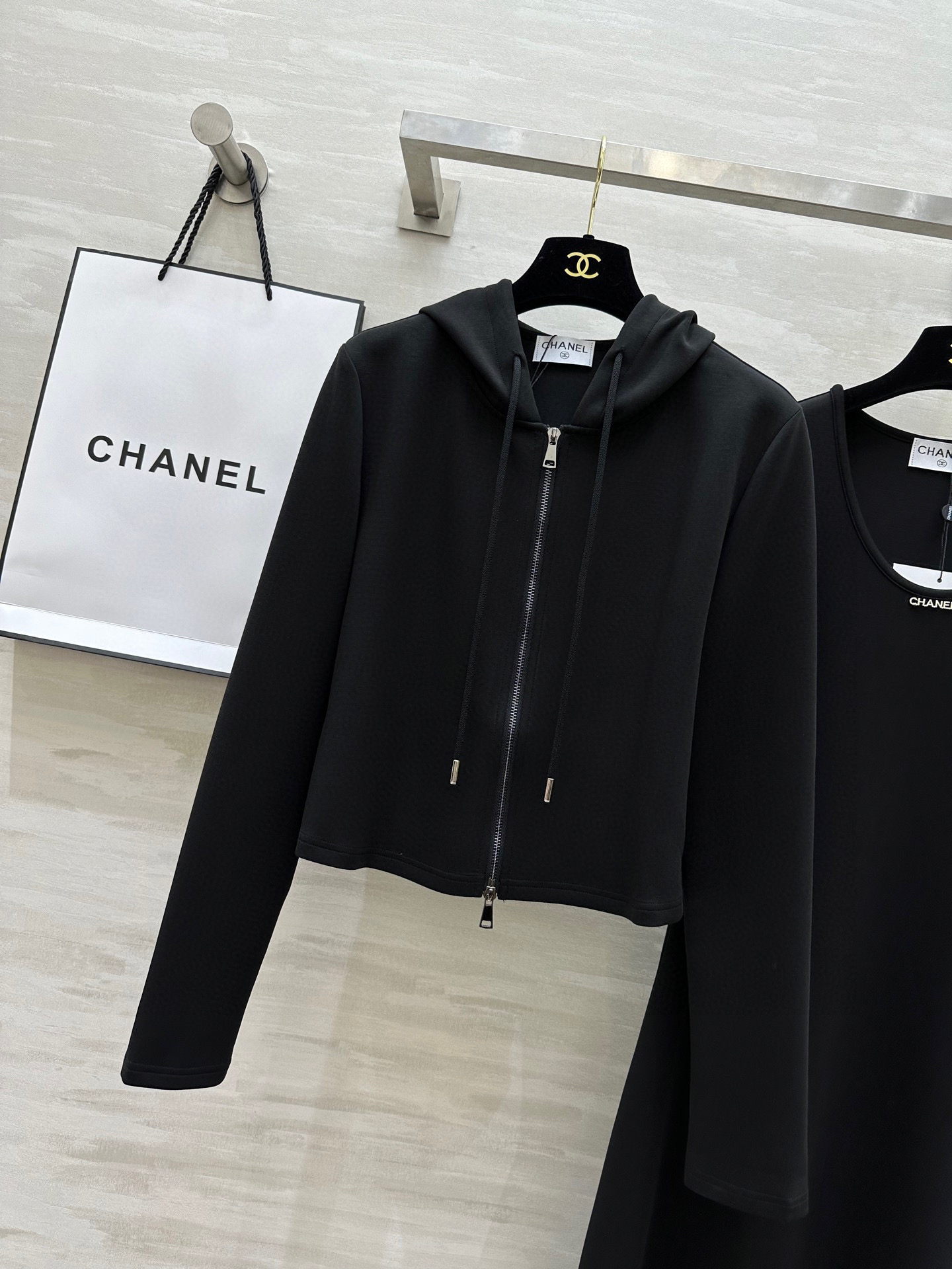 #Chane♡连帽外套➕背心长裙两件套套装 背心长裙修身显瘦 定制天丝面料亲肤舒适 高品质定制 现货首发