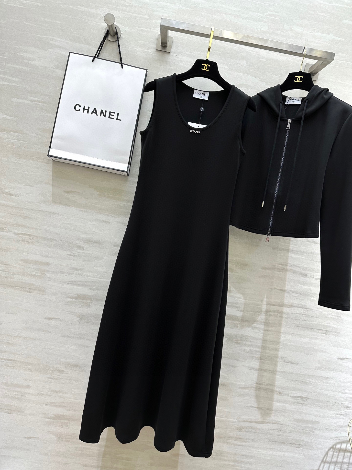 #Chane♡连帽外套➕背心长裙两件套套装 背心长裙修身显瘦 定制天丝面料亲肤舒适 高品质定制 现货首发