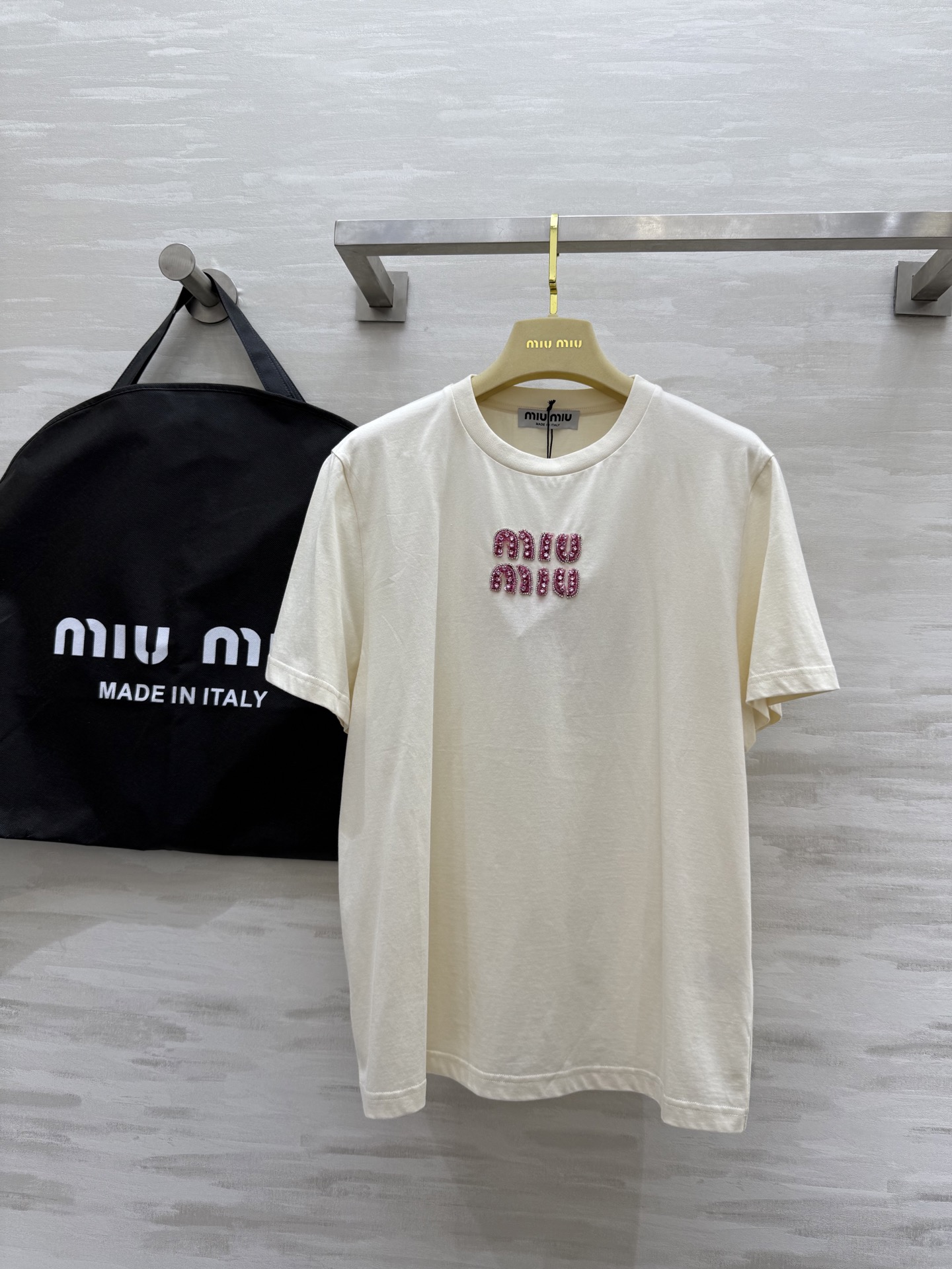NO:327373,#Miumi letter custom T-shirt High quality Spot first-time sizeS/M/L (M size shoulder width 41, bust 96, length 64), Miumiu,tees, t-shirt,alexander wang19860909#Miumi字母定制T恤 高品质 现货首发sizeS/M/L（M码肩宽41,胸围96,衣长64）,,miumiu,tees，t-shirt,alexander wang,Women's clothing