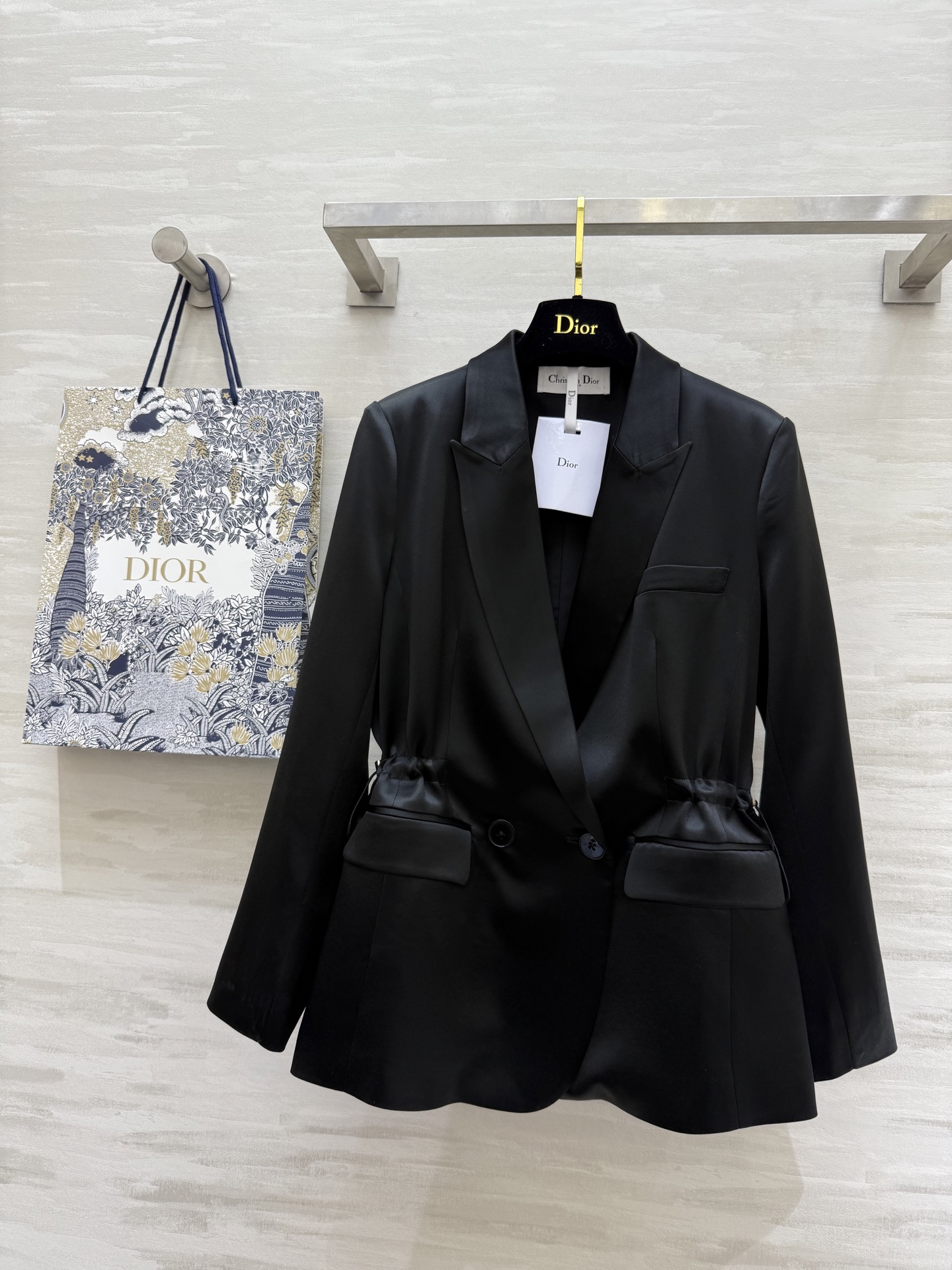 NO:327379,#DIO Triacetic Acid Waist Suit Jacket With Inner Adjustable Waist Design Customized High-end Triacetic Acid Fabric Luxury and Textured High Quality Spot First-time Size36/38/40/42,,dior,jackets & coats,business suit,alexander wang19860909#DIO三醋酸收腰西装外套 内里调节收腰设计 定制高级三醋酸面料奢华有质感 高品质 现货首发size36/38/40/42,,dior,jackets & coats,business suit,alexander wang,Women's clothing