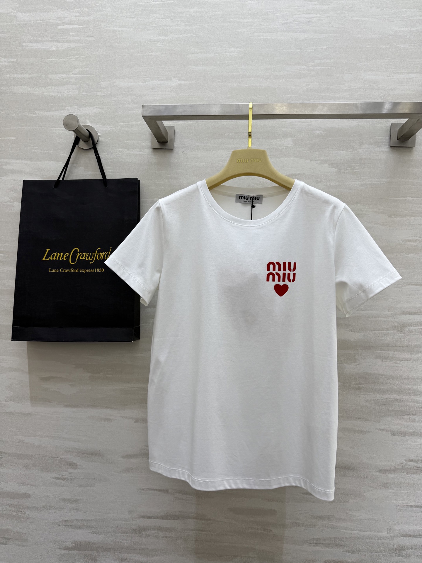 NO:327353,#Miumilogo letter flocking T-shirt high-quality customization spot first-time sizeS/M/L (size s-shoulder width 39, bust 94, cloak length 58), miumiu,tees, t-shirt,alexander wang19860909#Miumilogo字母植绒T恤 高品质定制 现货首发sizeS/M/L（s码肩宽39,胸围94,衣长58）,,miumiu,tees，t-shirt,alexander wang,Women's clothing