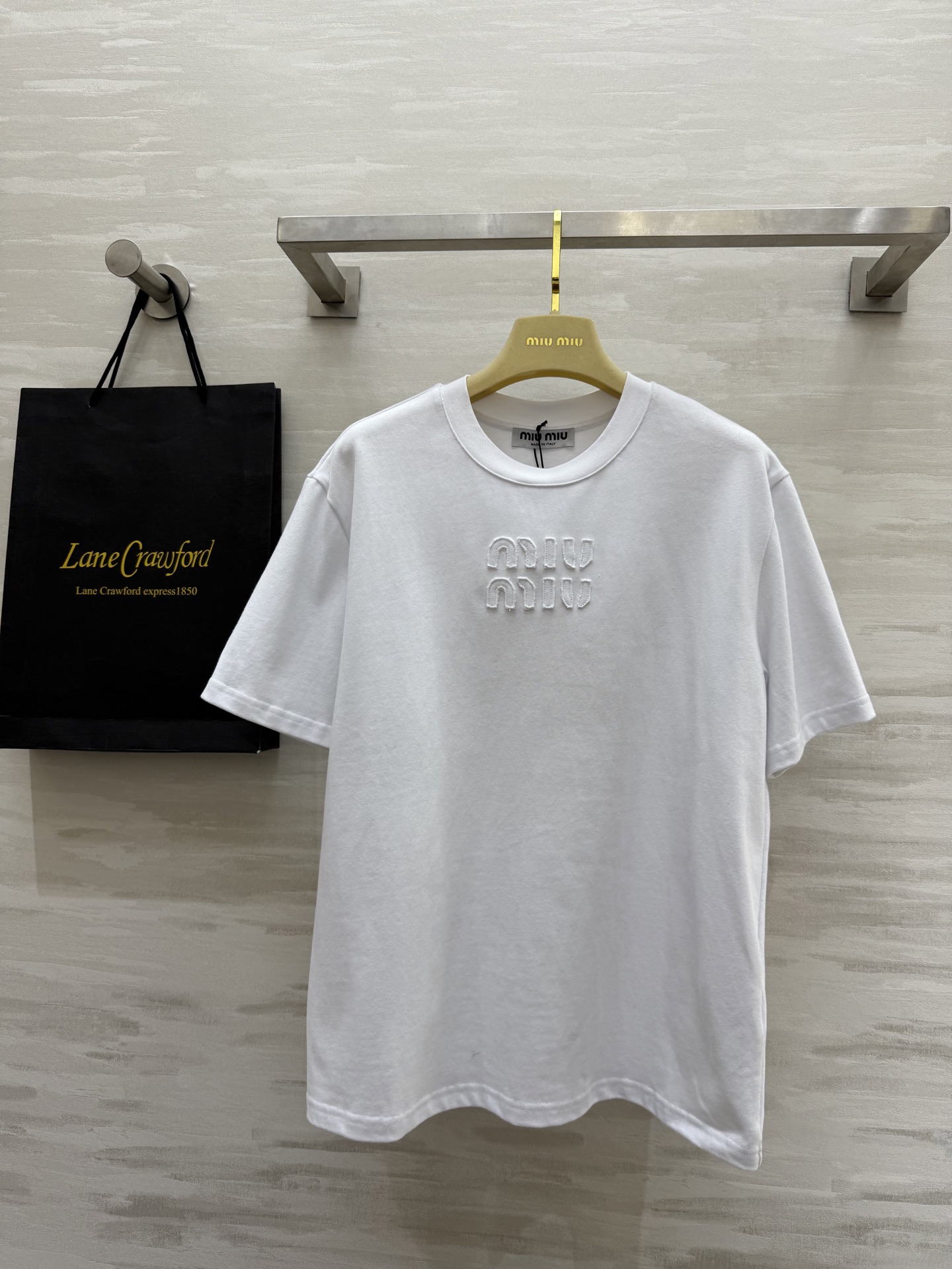 NO:327359,#Miumi letter patch embroidered T-shirt high-quality customization spot first-time sizeS/M/L (size s-shoulder width 46, bust 106, length 62), miumiu,tees, t-shirt,alexander wang19860909#Miumi字母贴布绣T恤 高品质定制 现货首发sizeS/M/L（s码肩宽46,胸围106,衣长62）,,miumiu,tees，t-shirt,alexander wang,Women's clothing