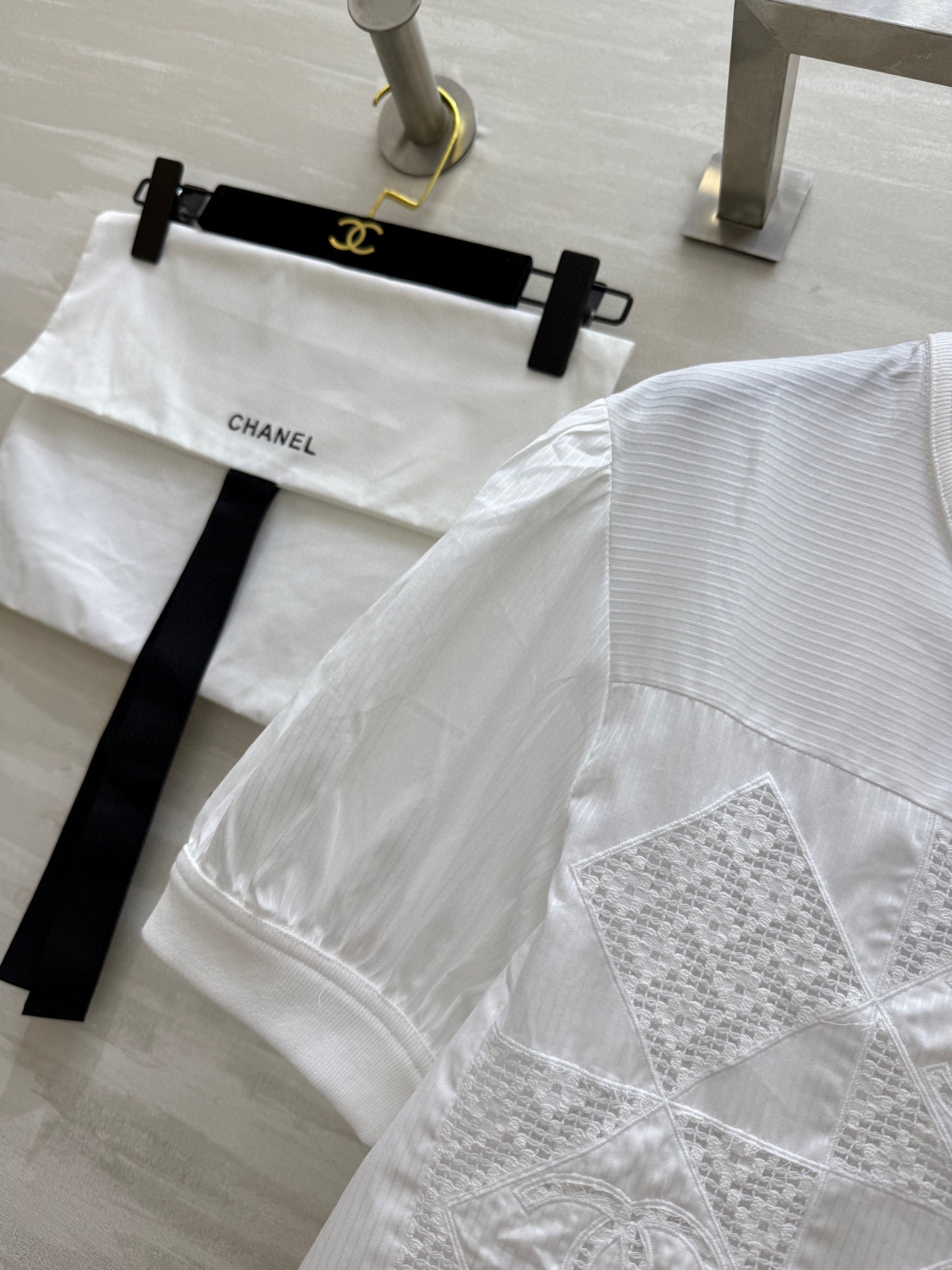 #Chane♡²⁵春夏新款 镂空贴布绣上衣 定制府绸面料 泡泡袖设计 高品质 现货首发size：36/3