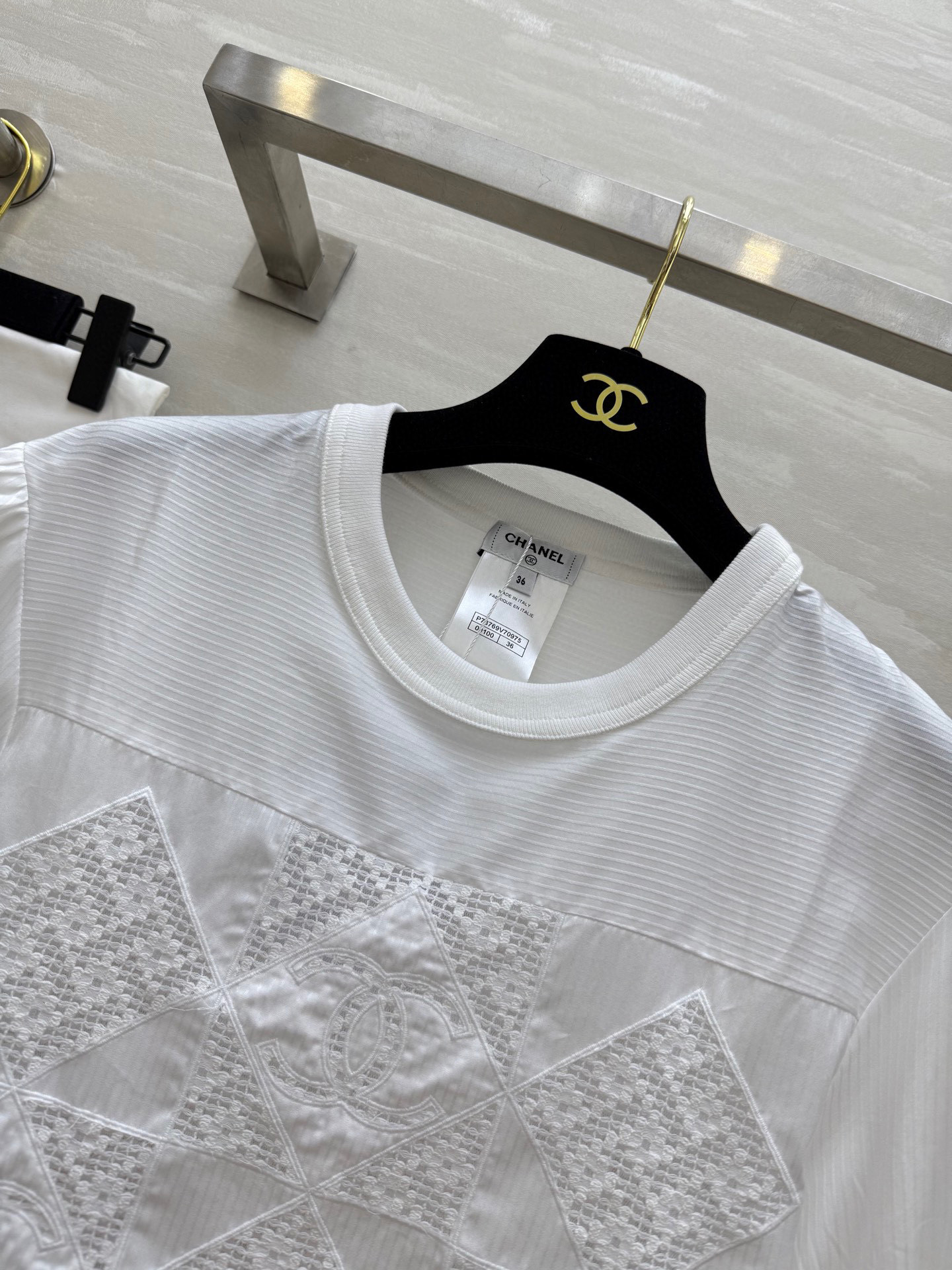 #Chane♡²⁵春夏新款 镂空贴布绣上衣 定制府绸面料 泡泡袖设计 高品质 现货首发size：36/3