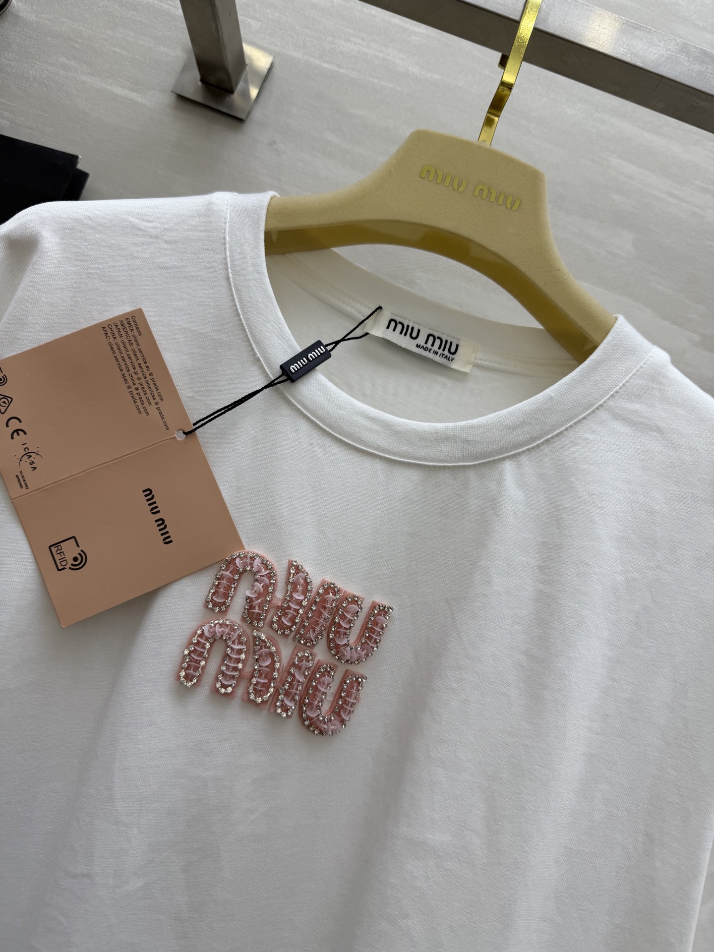 #Miumi♡²⁵字母刺绣🪡T恤 高品质定制 现货首发size：S/M/L（M码肩宽：52，胸围：108