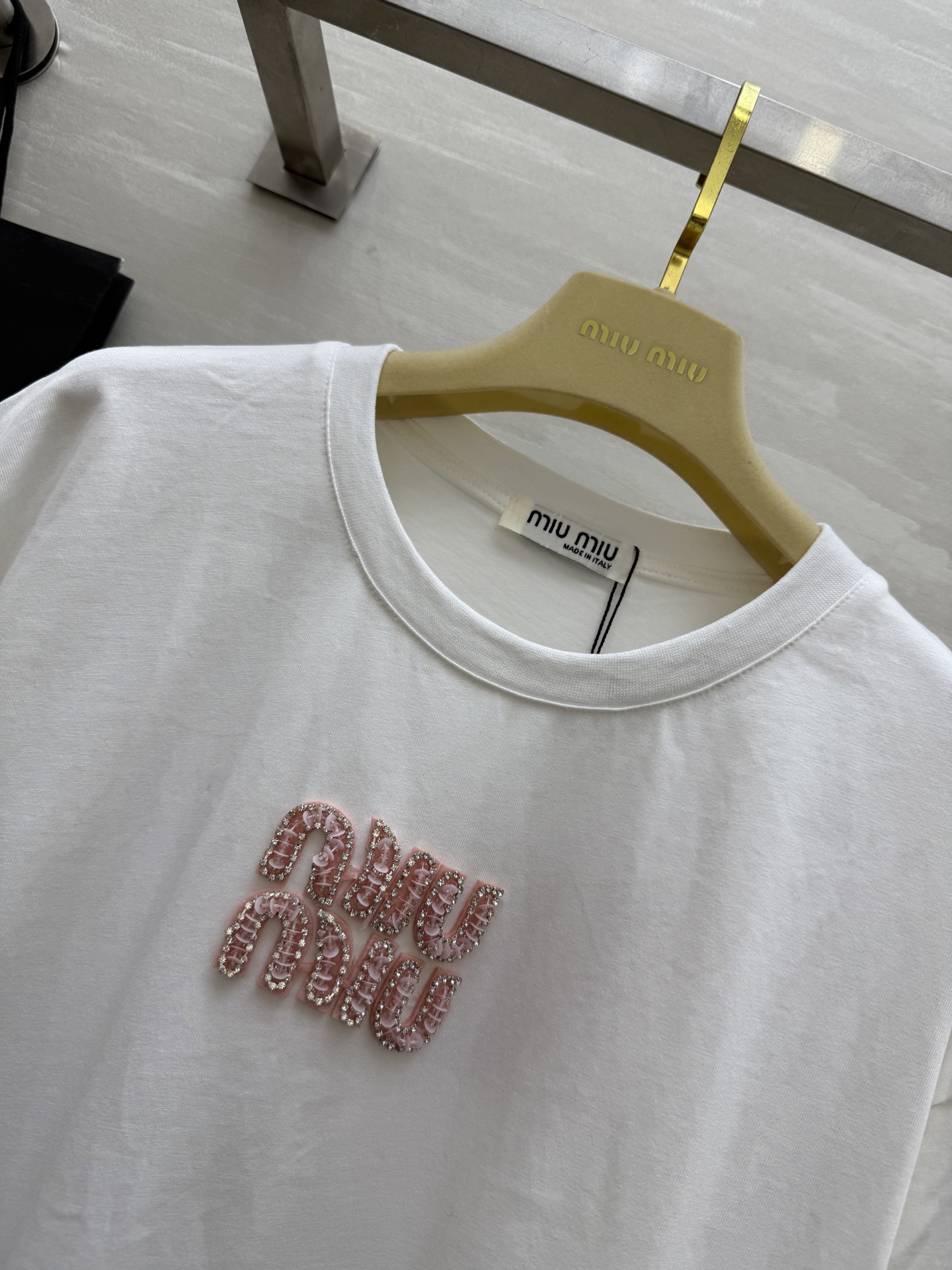 #Miumi♡²⁵字母刺绣🪡T恤 高品质定制 现货首发size：S/M/L（M码肩宽：52，胸围：108