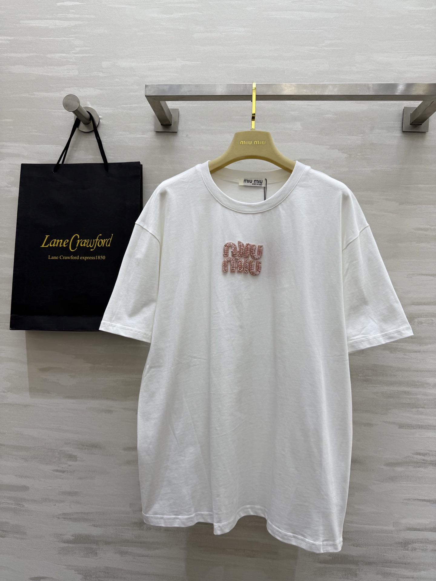 #Miumi♡²⁵字母刺绣🪡T恤 高品质定制 现货首发size：S/M/L（M码肩宽：52，胸围：108