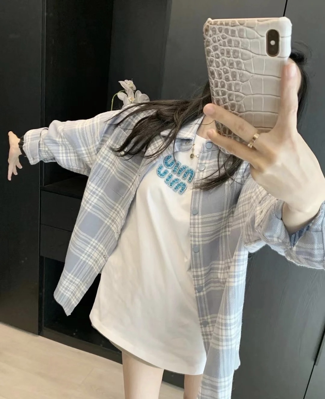 #Miumi♡²⁵字母刺绣🪡T恤 高品质定制 现货首发size：S/M/L（M码肩宽：52，胸围：108