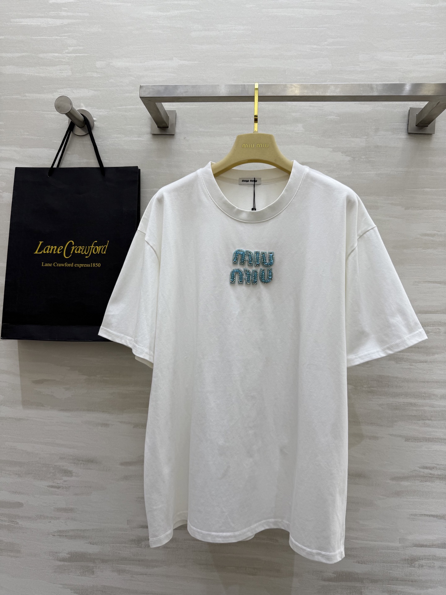 #Miumi♡²⁵字母刺绣🪡T恤 高品质定制 现货首发size：S/M/L（M码肩宽：52，胸围：108