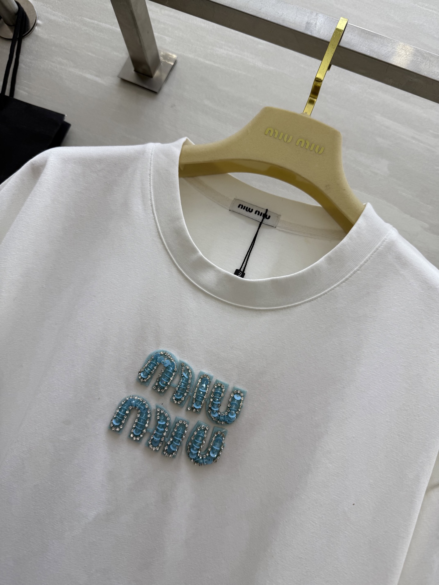 #Miumi♡²⁵字母刺绣🪡T恤 高品质定制 现货首发size：S/M/L（M码肩宽：52，胸围：108