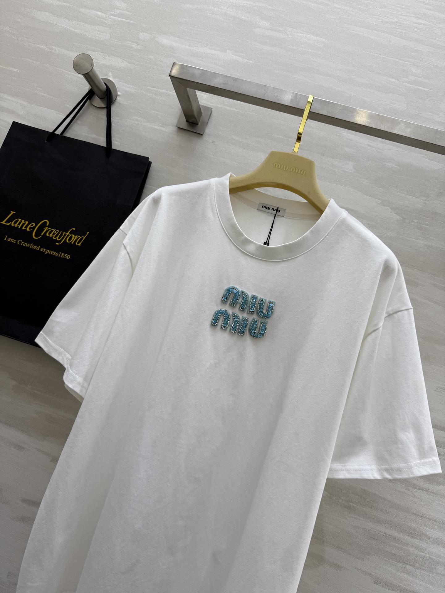 #Miumi♡²⁵字母刺绣🪡T恤 高品质定制 现货首发size：S/M/L（M码肩宽：52，胸围：108