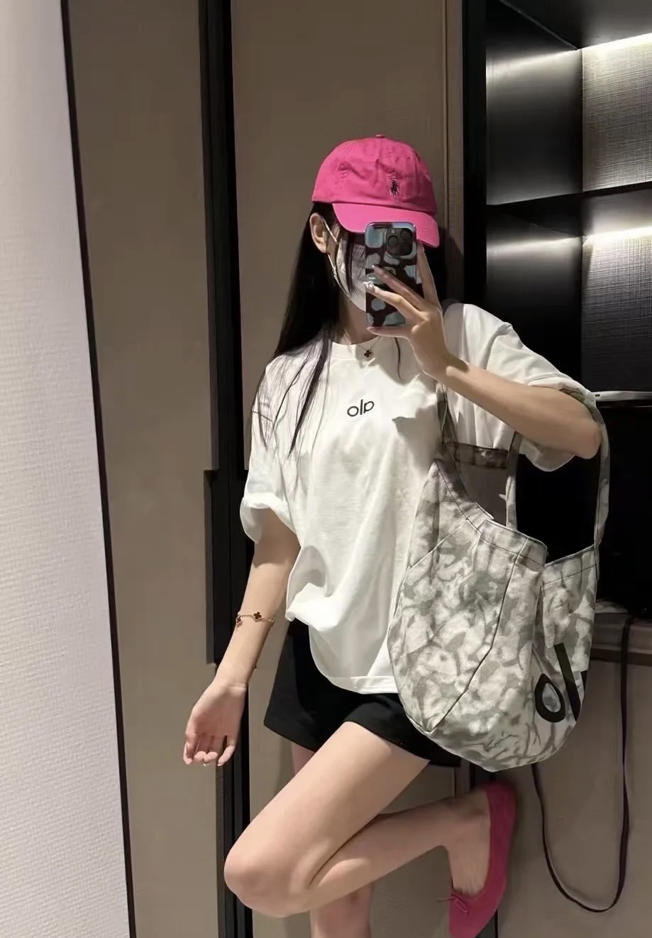 Alo糖果色宽松版全棉tee
糖果色短袖真的是夏季必备单品
随便搭！！！高品质定制！
现货首发size：