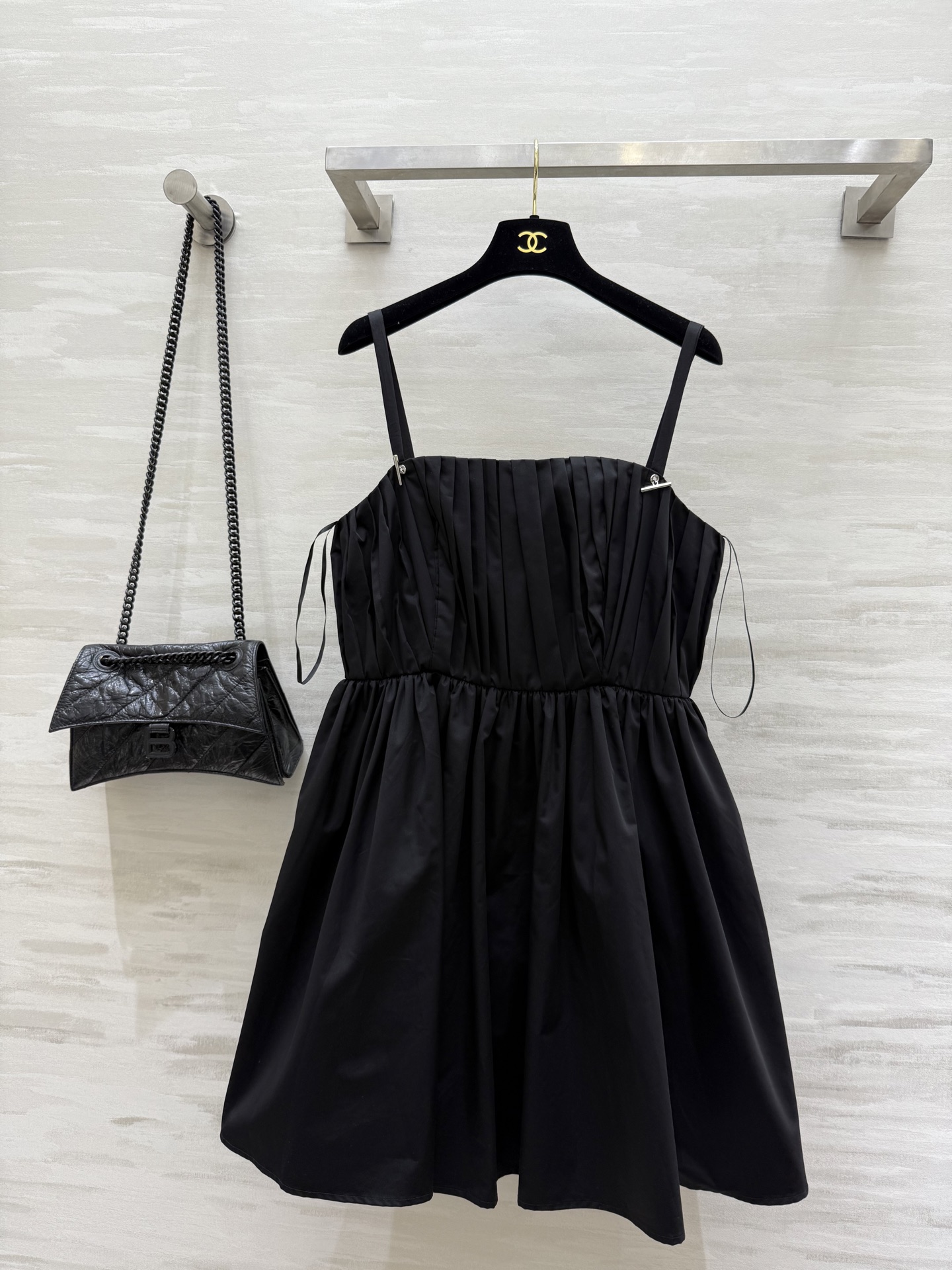 NO:328444,#AlexanderMcQUEE new product, pleated suspender dress, customized worsted poplin pure cotton texture, classic black matching decoration is very high-end, temperamental girlish style is very elegant, original customized hardware accessories, high waist line splicing is easy to slim waist, the whole skirt is made of very large materials, full of three-dimensional, summer essentials are the first choice for daily street outing, high-quality customization, spot first-time sizeS/M/L (size s size 84, skirt length 84),, skirts,alexander wang19860909#AlexanderMcQUEE新品 压褶吊带连衣裙 定制精纺府绸纯棉质感 经典黑色系搭配装饰非常高级 气质少女风上身很有气质 原版定制五金配件 高腰线拼接轻松瘦腰 整个裙摆用料很大 立体感十足 夏日必备款日常出街首选 高品质定制 现货首发sizeS/M/L（s码胸围84,裙长84）,,skirts,alexander wang,Women's clothing