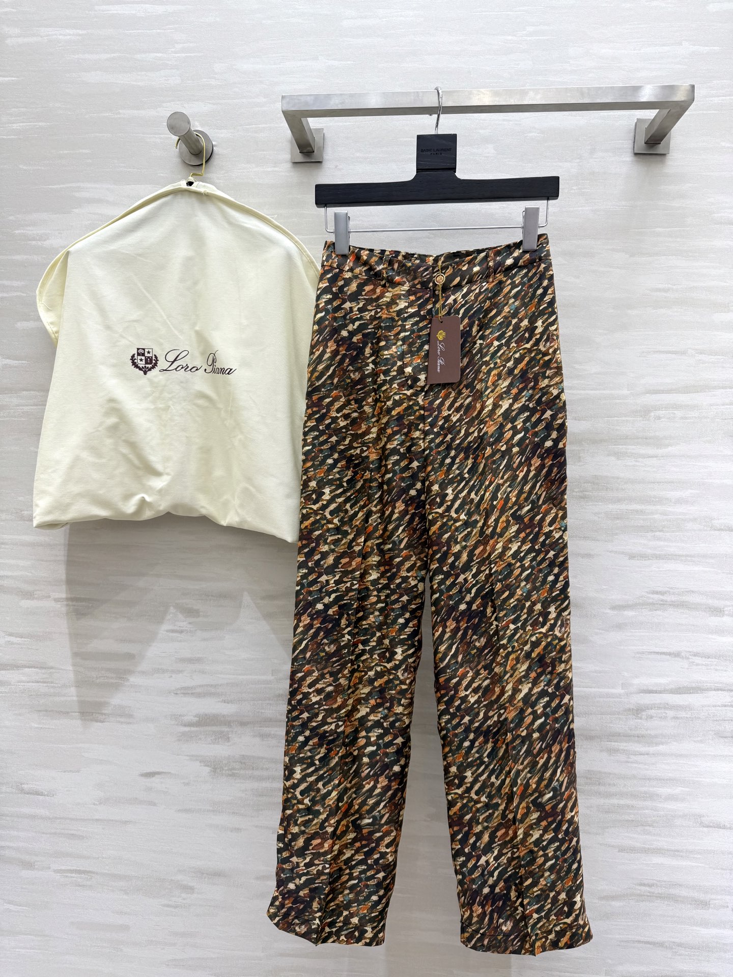 NO:328456,Loro Piana silk printed straight-leg pants, absolutely domineering female president style, three-dimensional tailoring, mulberry silk fiber fabric, high-quality customization, spot first-time sizeS/M/L (size size 66, hip circumference 88, pants length 104),,loro Piana, real silk,alexander wang19860909Loro Piana真丝印花直筒裤 妥妥霸道女总裁范 立体剪裁版型 桑蚕丝纤维面料 高品质定制 现货首发sizeS/M/L（s码腰围66,臀围88,裤长104）,,loro piana,real silk,alexander wang,Women's clothing