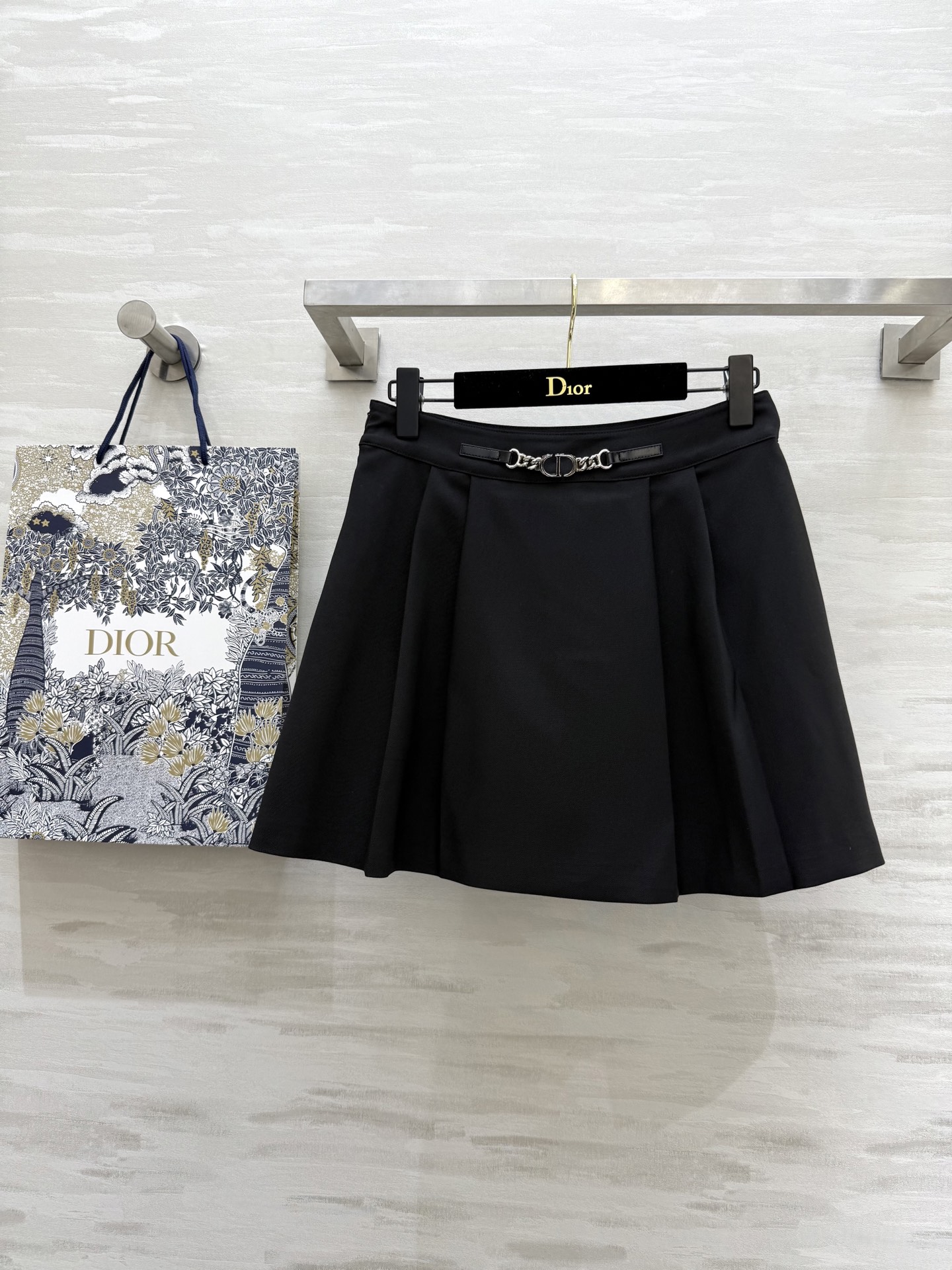NO:328436,#DIO pleated skirt, customized CD waist chain decoration, three-dimensional tailoring style, high-quality versatile, huge upper body, high-quality customization, spot first-time size36/38/40 (36 size waist 66, skirt length 39),,dior, skirts,alexander wang19860909#DIO压褶半身裙 定制CD腰链装饰 立体剪裁版型高级百搭 上身巨显瘦 高品质定制 现货首发size36/38/40（36码腰围66,裙长39）,,dior,skirts,alexander wang,Women's clothing