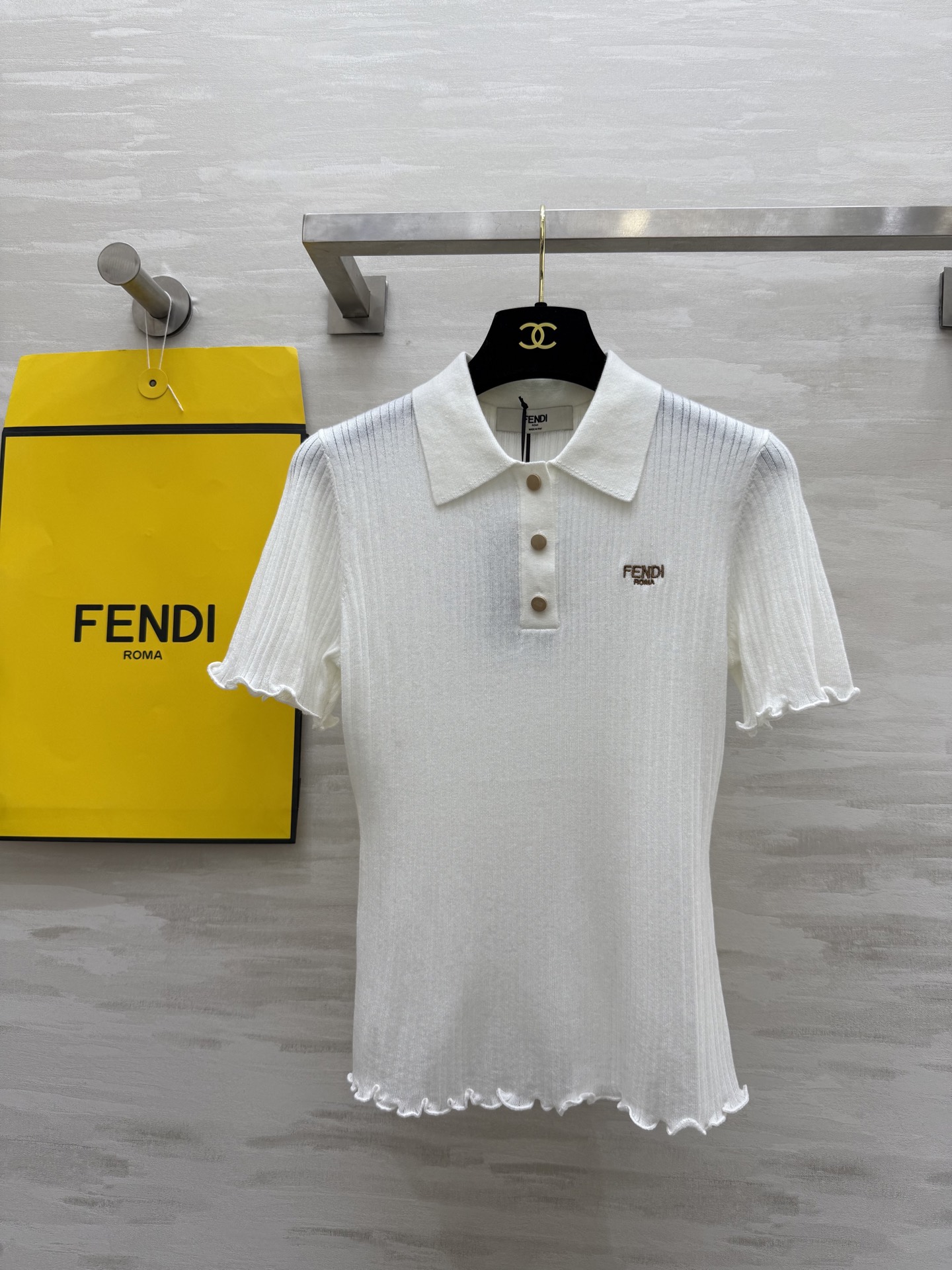NO:328454,#FEND new knitted polo shirt, white, rich and beautiful, stacking artifact, 18-pin imported pure cotton yarn, pit knitted design slim fit, huge upper body, dense edge craftsmanship temperament, high quality customization, spot first-time sizeS/M/L (size s shoulder width 34, elastic bust 78, 52 length),,fendi,alexander wang19860909#FEND新款针织polo衫 白富美必入 叠搭神器 18针进口纯棉纱线 坑条针织设计修身版型 上身巨显瘦 密边工艺气质 高品质定制 现货首发sizeS/M/L（s码肩宽34,弹力胸围78,衣长52）,,fendi,alexander wang,Women's clothing