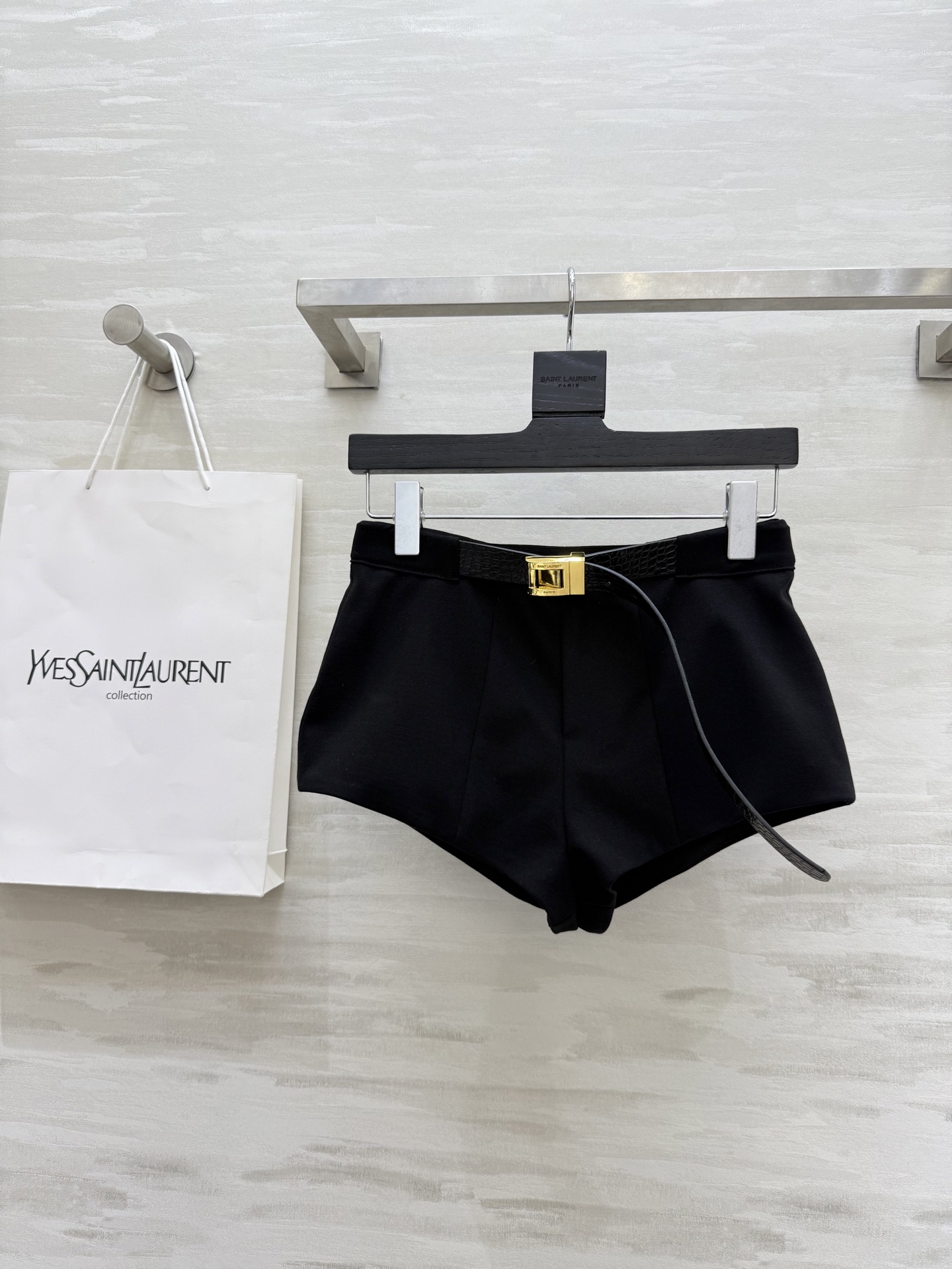 NO:328460,Ultra short hot pants, super hot and fashionable, delivery custom belt decoration exquisite and high-quality customization, spot first-time size36/38/40 (36 size waist circumference 64, hip circumference 86, pants length 24),,alexander wang19860909超短热裤 超级火辣时髦 配送定制腰带装饰精致高级 高品质定制 现货首发size36/38/40（36码腰围64,臀围86,裤长24）,,alexander wang,Women's clothing