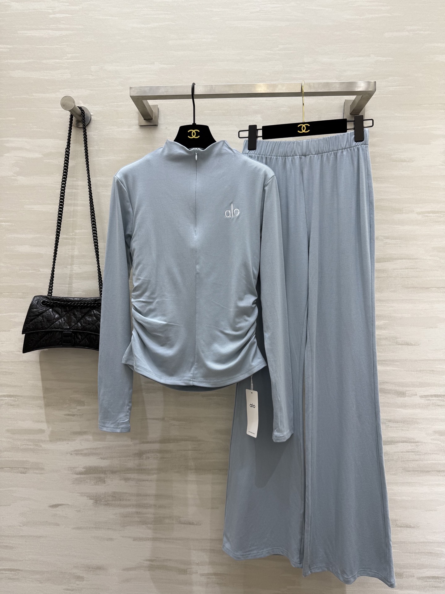 NO:328464,alo haze blue white rich beauty casual suit. The milky blue is made of low saturation color!  It looks very white and not picky. A set of objects looks bad and it looks slim naturally on the upper body!  Spot sizeS/M/L (M size shoulder width 36, bust 88, garment length 57, elastic waist 66, trousers length 110), alexander wang19860909alo雾霾蓝白富美休闲套装 奶蓝色做的是低饱和度色系的！非常显白不挑人喔 一套实物好看惨了 上身自然显瘦！现货首发sizeS/M/L（M码肩宽36,胸围88,衣长57,裤子弹力腰围66,裤长110）,,alexander wang,Women's clothing