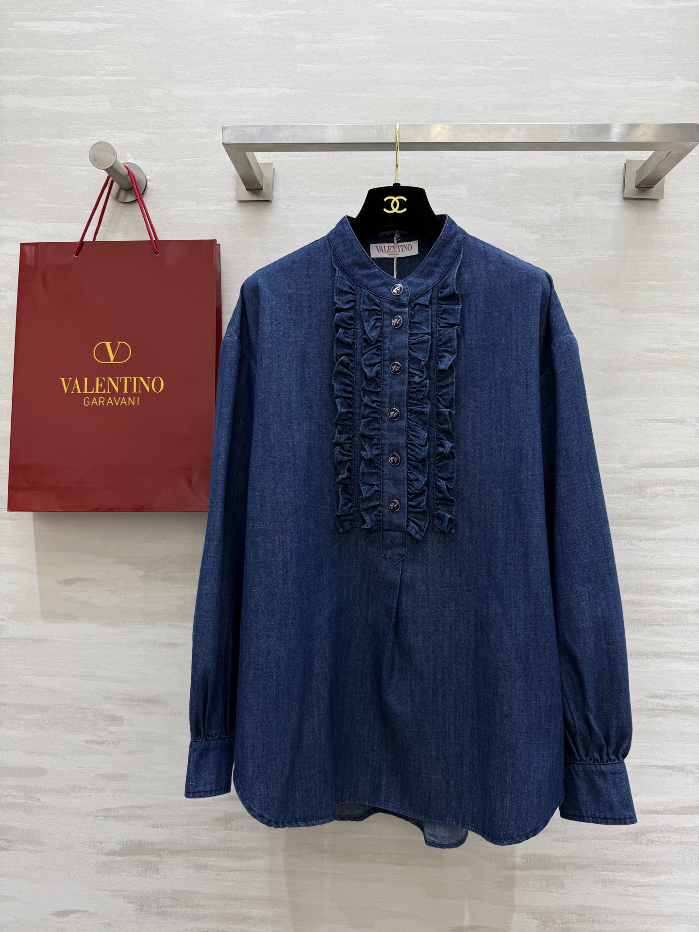 NO:328468,#Valentin retro palace style press-pleated lace denim shirt, lace positioning and strip press-pleated craftsmanship, Danny denim washing fabric is comfortable, oil-drop metal buckle has an elegant and gorgeous feeling, H-shaped style is loose and not picky, high-quality customization, spot first-time sizeS/M/L (size size 120, 72-size length),,valentino,alexander wang19860909#Valentin复古宫廷风压褶花边牛仔衬衣 花边定位打条压褶工艺 丹尼牛仔洗水面料质感舒适 滴油金属扣自带优雅华丽感 H型版型宽松不挑人 高品质定制 现货首发sizeS/M/L（s码胸围120,衣长72）,,valentino,alexander wang,Women's clothing
