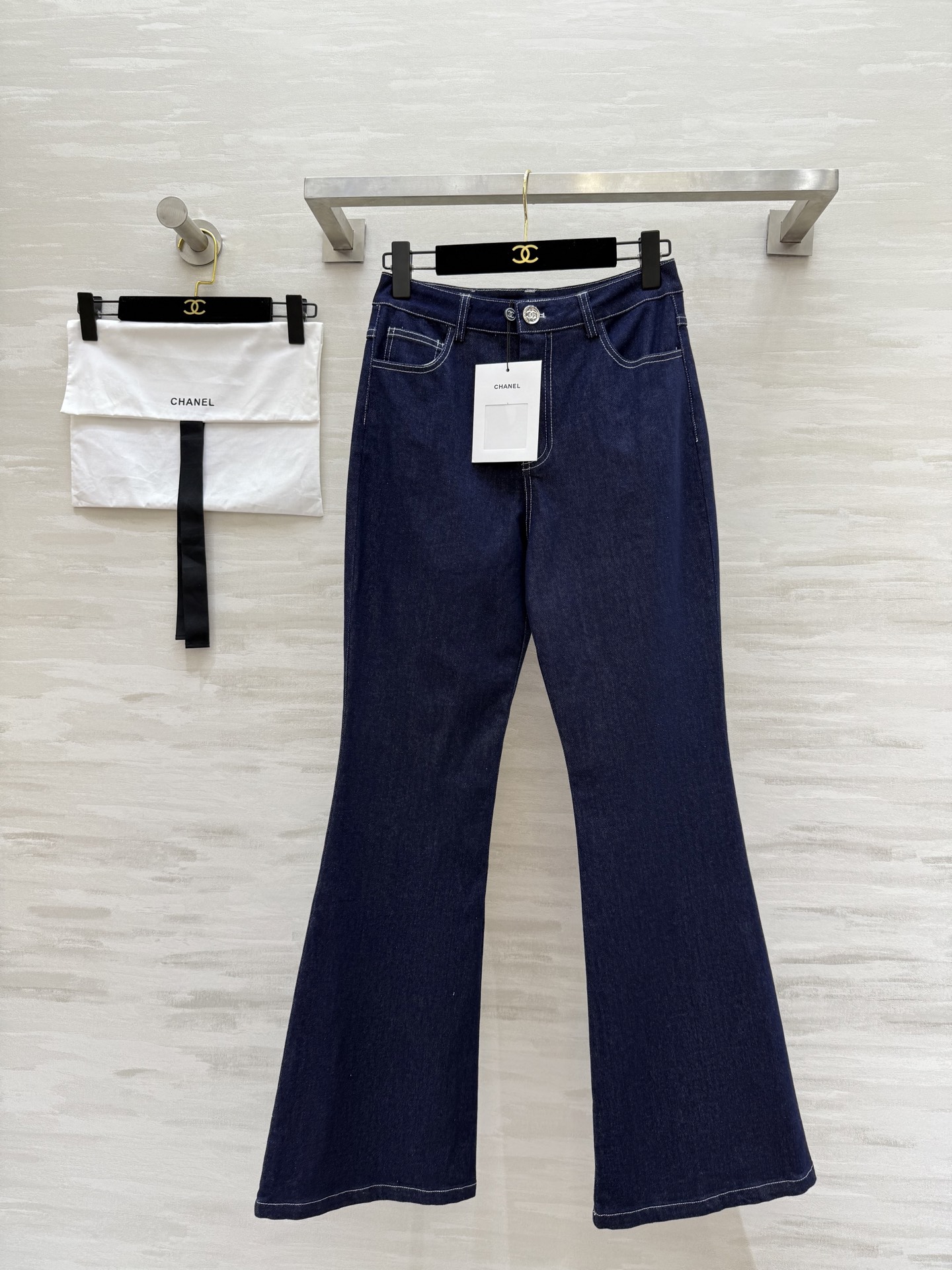NO:328472,#Chane micro-flare jeans Invincible nice pants!  The upper body shows long legs!  The slimming effect is no problem!  High-quality customization Spot first-time size36/38/40 (36 size waist 66, trouser length 103), Chanel, jeans, alexander wang19860909#Chane微喇牛仔裤 无敌nice裤型！上身巨显腿长！显瘦效果更是不在话下！高品质定制 现货首发size36/38/40（36码腰围66,裤长103）,,chanel,jeans,alexander wang,Women's clothing