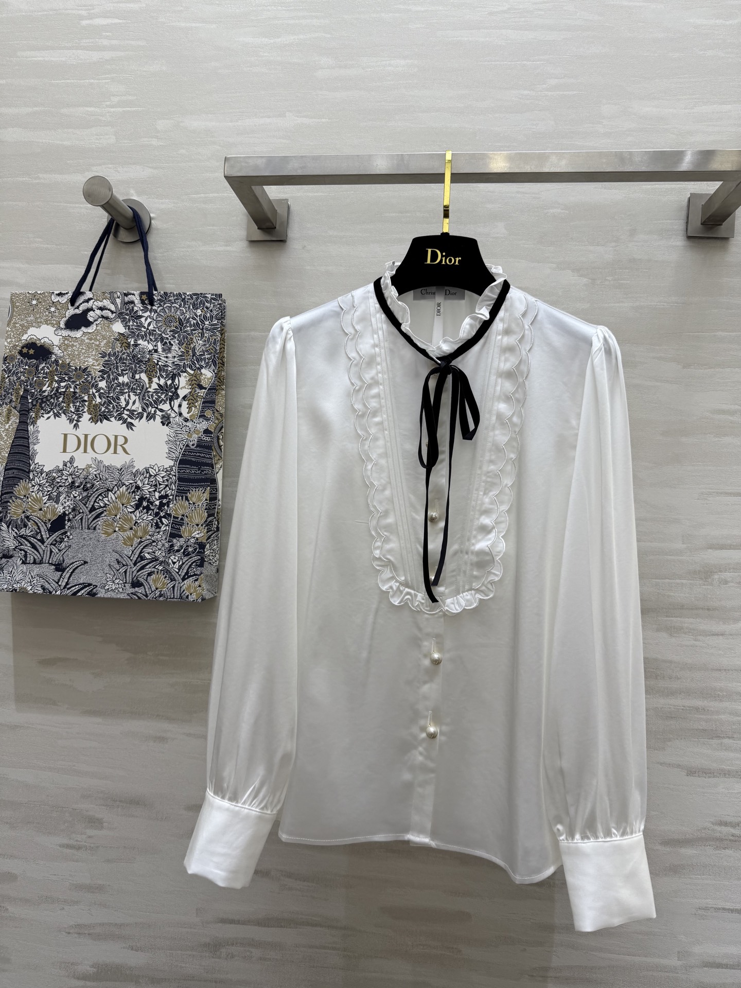 NO:328476,#DIO high-end court style lace-up acetic acid shirt sweet and gentle lace-up design custom silky acetate fabric high quality spot first-time size36/38/40 (36 size shoulder width 35, bust 96, 57 length),,dior,alexander wang19860909#DIO高级宫廷风系带醋酸衬衣 甜美温柔系带设计 定制丝滑醋酸面料 高品质现货首发size36/38/40（36码肩宽35,胸围96,衣长57）,,dior,alexander wang,Women's clothing