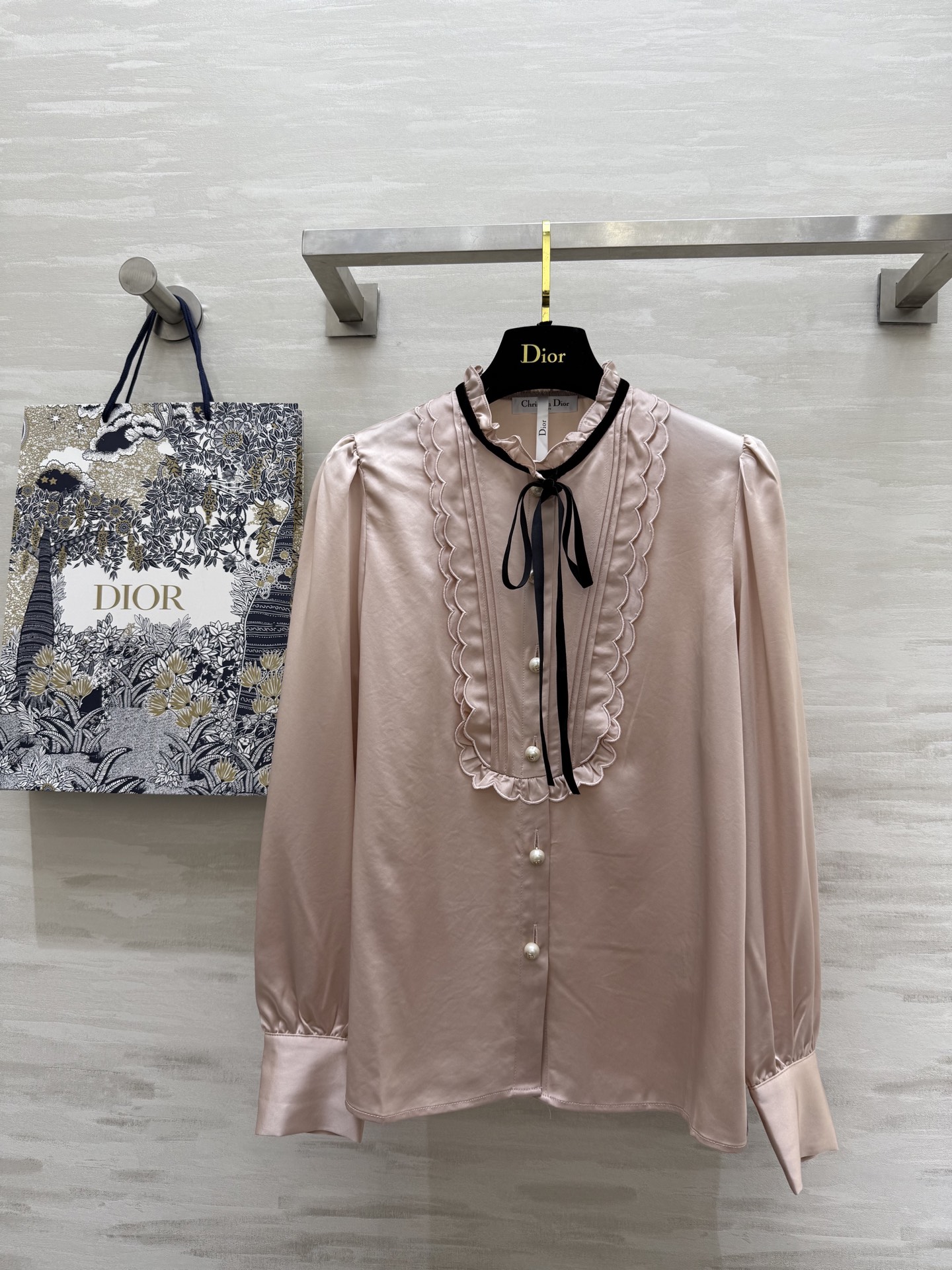 NO:328480,#DIO high-end court style lace-up acetic acid shirt sweet and gentle lace-up design custom silky acetate fabric high quality spot first-time size36/38/40 (36 size shoulder width 35, bust 96, 57 length),,dior,alexander wang19860909#DIO高级宫廷风系带醋酸衬衣 甜美温柔系带设计 定制丝滑醋酸面料 高品质现货首发size36/38/40（36码肩宽35,胸围96,衣长57）,,dior,alexander wang,Women's clothing