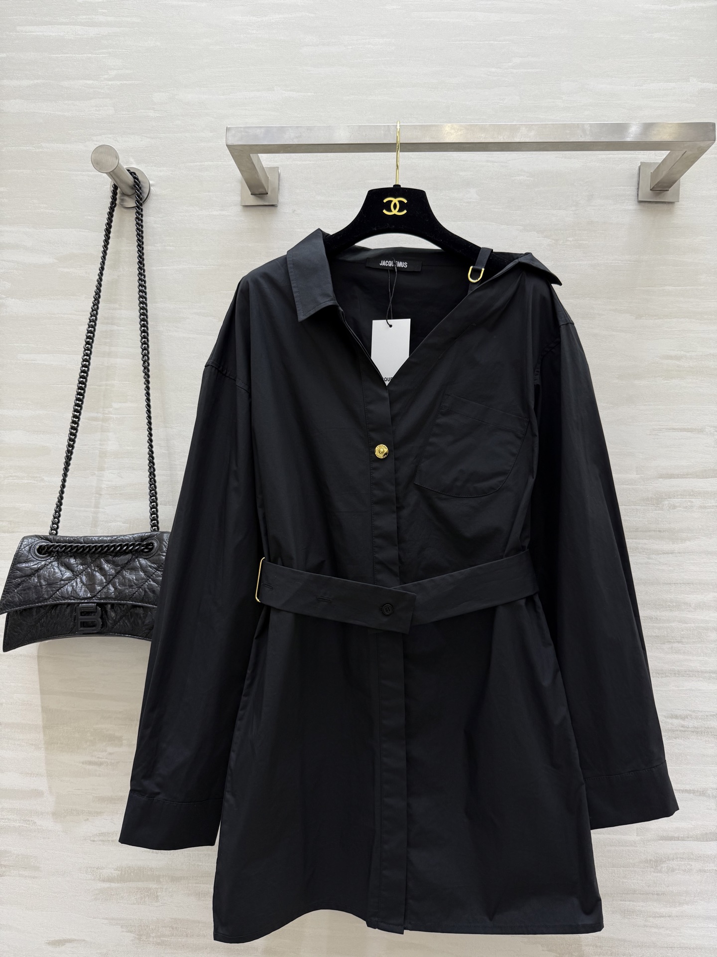 NO:328467,JACQUEMUS｜Shirt style dress irregular shoulder-fall design three-dimensional tailoring style high quality spot first-time sizeS/M/L (size s size bust 94, 80 length), skirts, shirts, alexander wang19860909JACQUEMUS｜衬衫式连衣裙 不规则落肩设计 立体剪裁版型 高品质 现货首发sizeS/M/L（s码胸围94,衣长80）,,skirts,shirts,alexander wang,Women's clothing